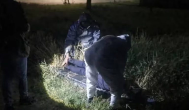 Encontraron el cadáver de un hombre a orillas del río Paraná en Misiones: estaba oculto entre piedras y tenía una soga en el cuello