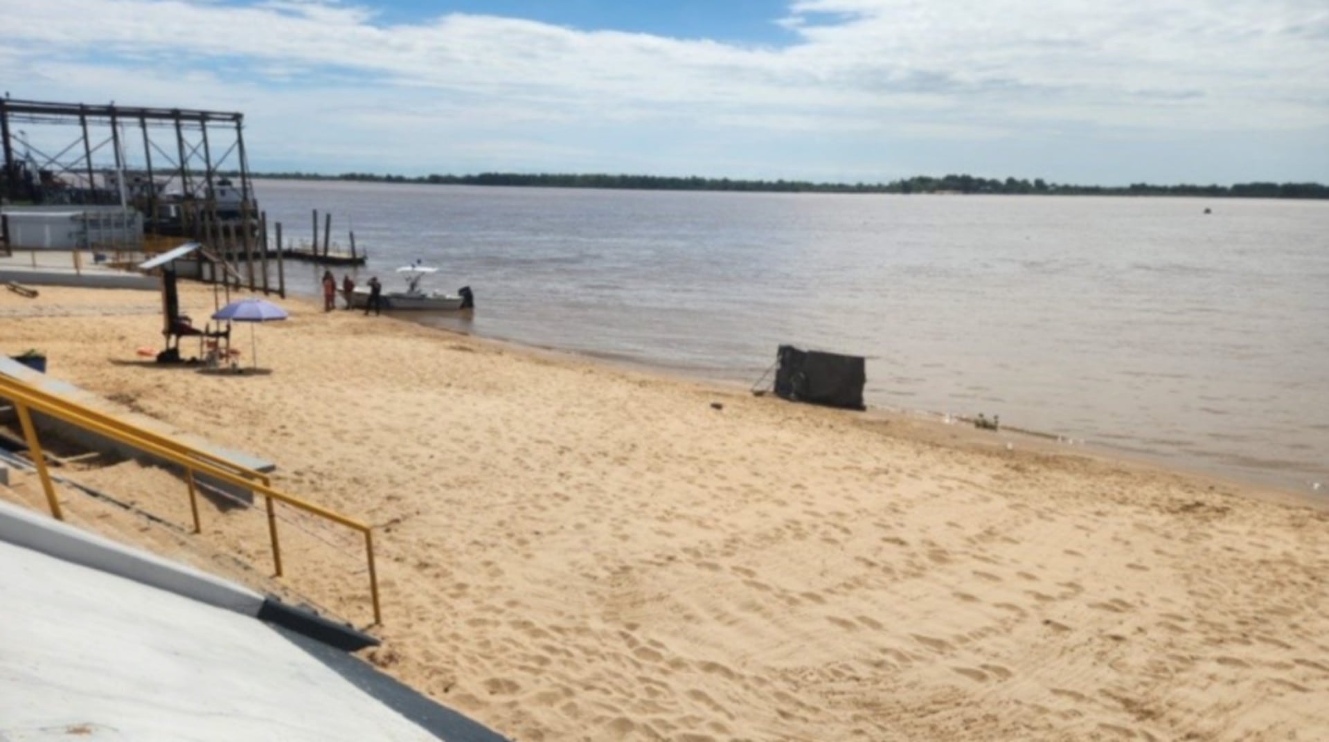 Equipos de rescate y personal policial trabajaron en la orilla del río Paraná en Rosario tras el hallazgo del cadáver de un hombre (Rosario3)