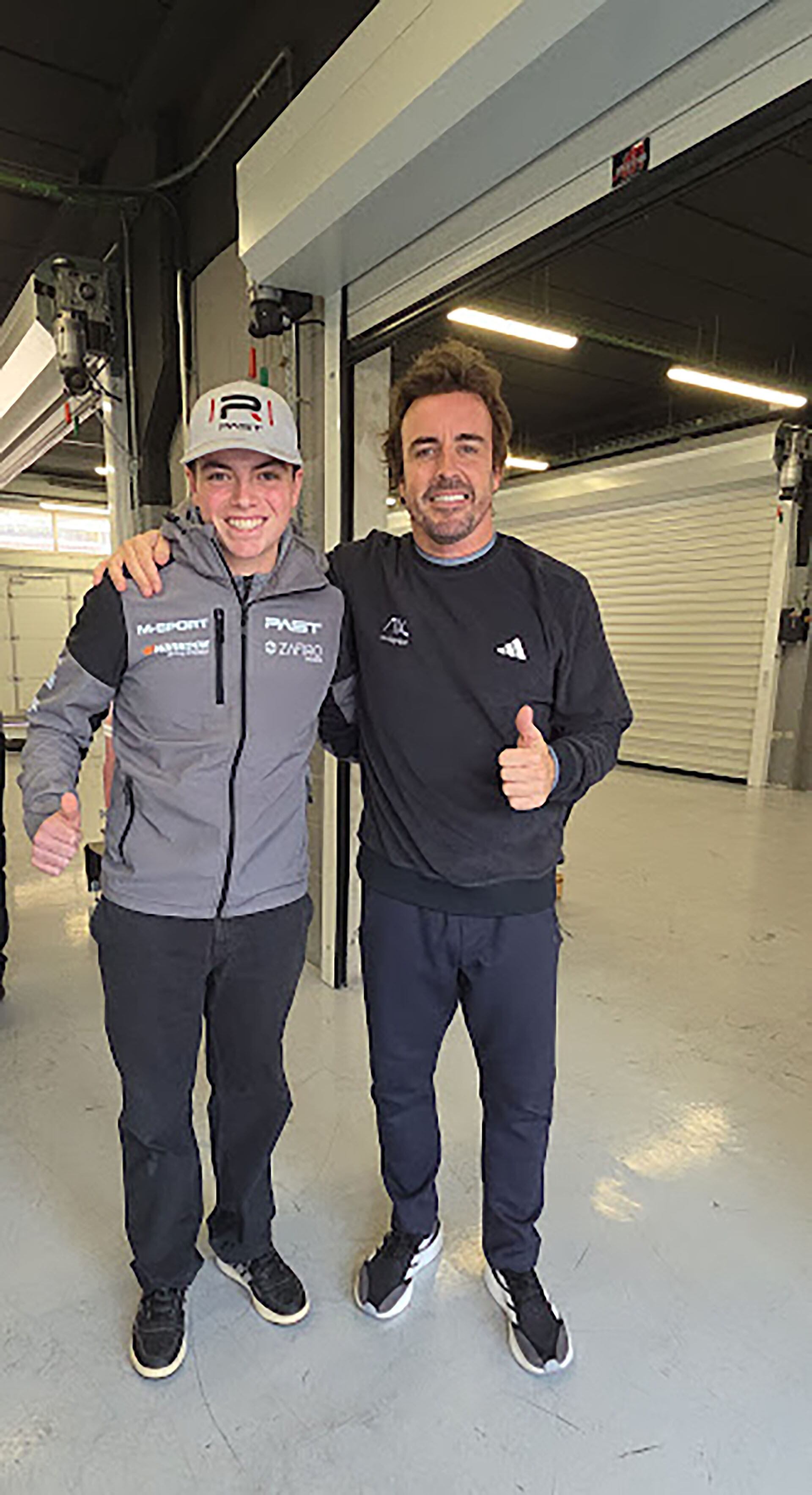 En España se le abrieron las puertas y pudo conocer a figuras internacionales como Fernando Alonso (Crédito: Prensa Juan Manuel Grigera)