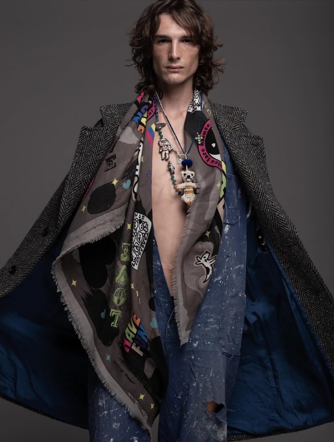 La producción de moda muestra a Ángelo Mutti Spinetta con prendas rocker y una presencia que evoca al legendario Flaco (Crédito: Instagram/gabriel_rocca)