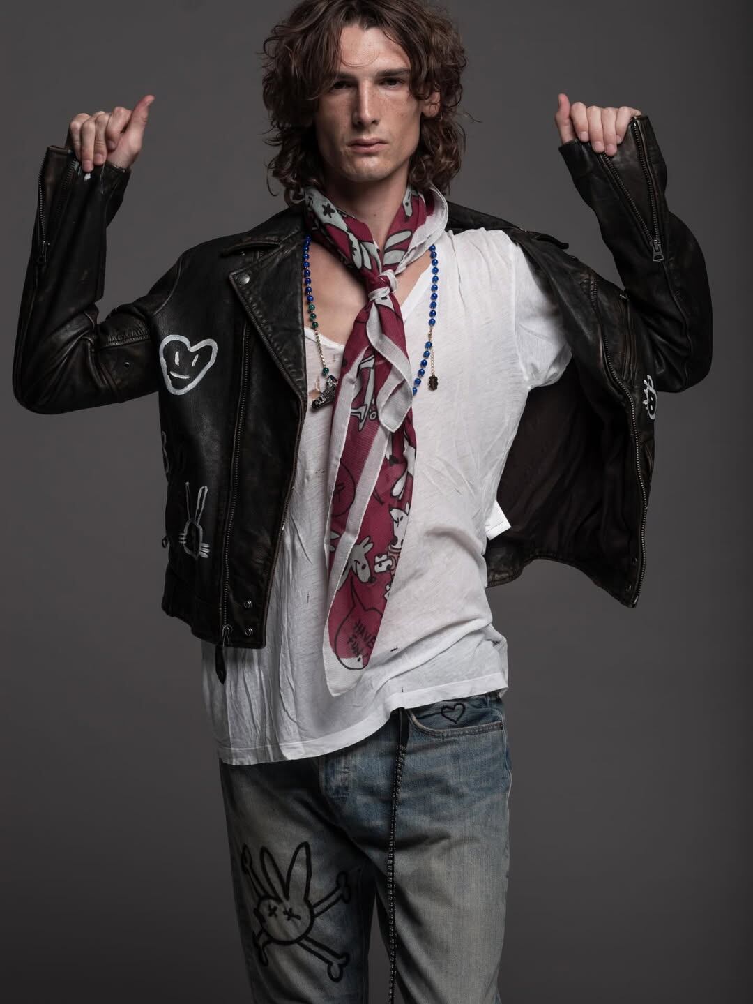 Cada imagen revela detalles que recuerdan la estética de Spinetta en los años 70, desde el cabello hasta la expresión seria y bohemia (Crédito: Instagram/gabriel_rocca)