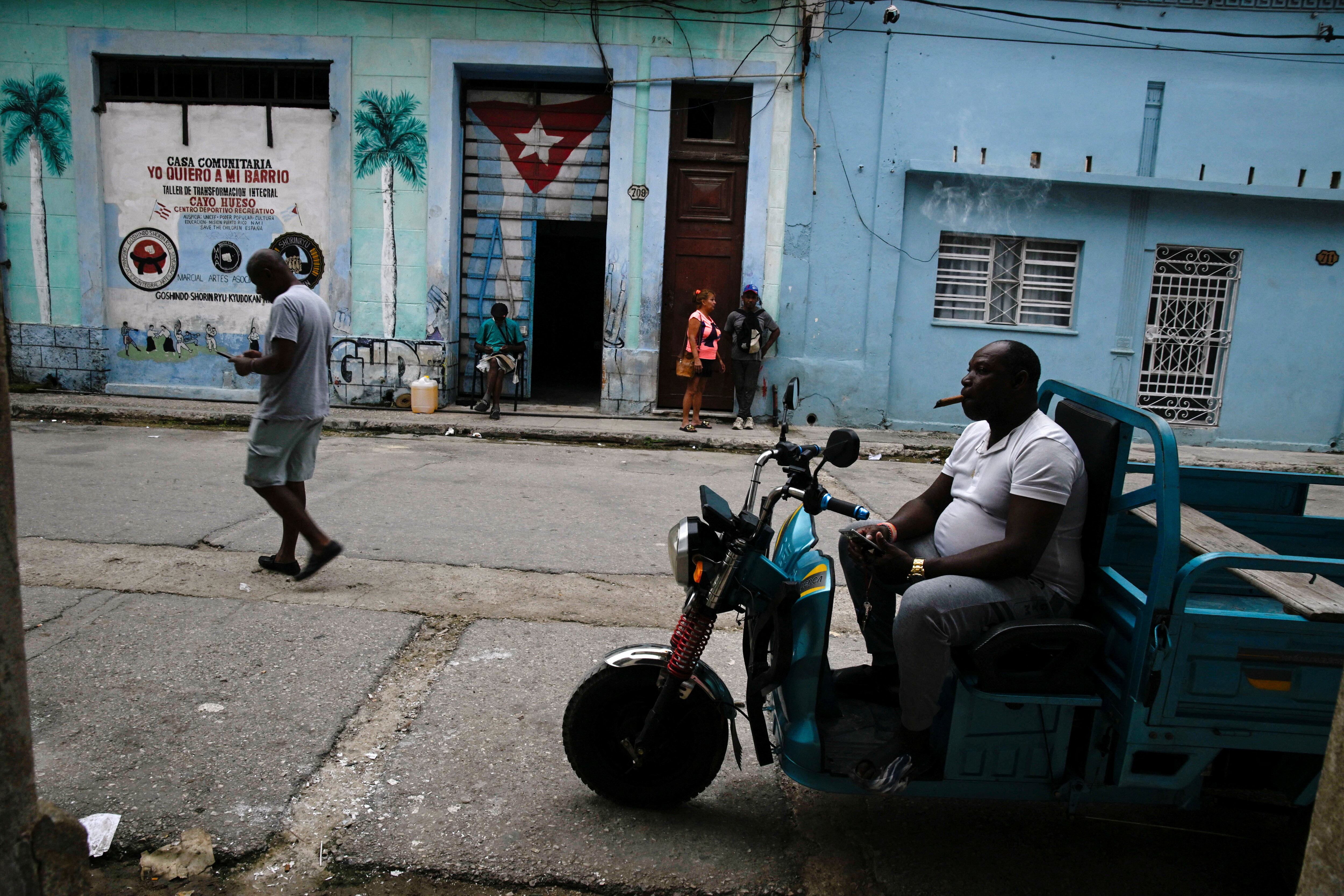Personas en una calle durante un apagón en La Habana (REUTERS/Norlys Pérez)