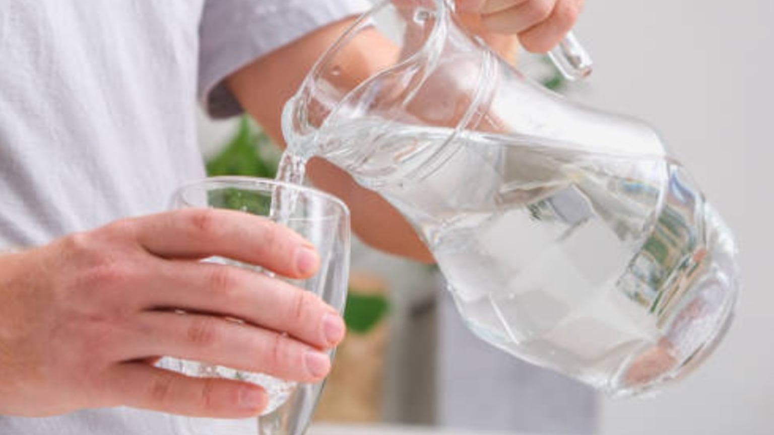 Una hidratación adecuada favorece la salud digestiva y previene el estreñimiento. Foto: (iStock)