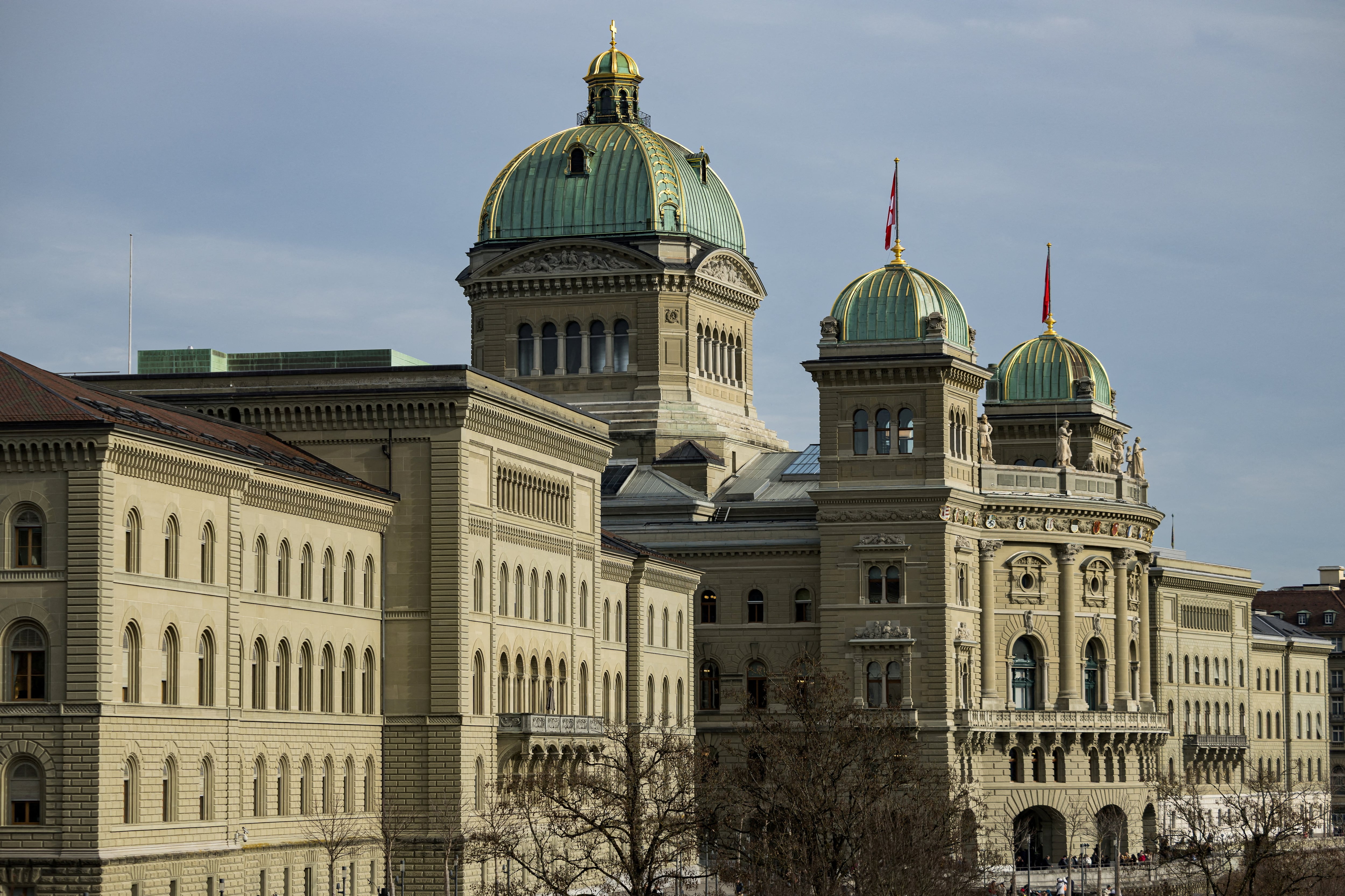 FOTO DE ARCHIVO: El Palacio Federal de Suiza, ubicado cerca de la sede del Banco Nacional Suizo (SNB), en Berna, Suiza, el 11 de diciembre de 2025
REUTERS/Pierre Albouy/Foto de archivo