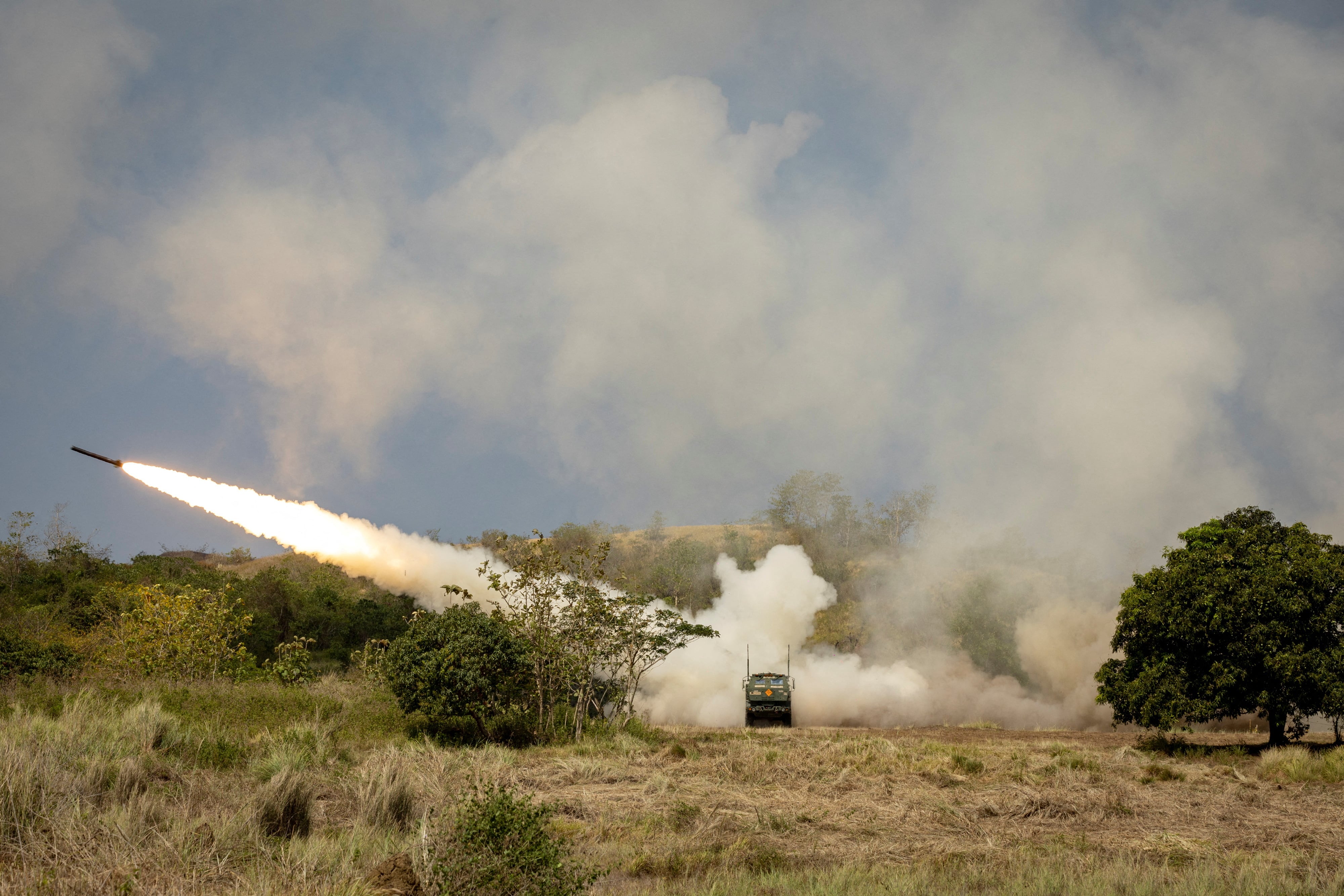 Un sistema de artillería HIMARS es disparado durante un ejercicio con fuego real de tropas de Filipinas y Estados Unidos en la base de Fort Magsaysay (REUTERS/Eloisa Lopez/Archivo)