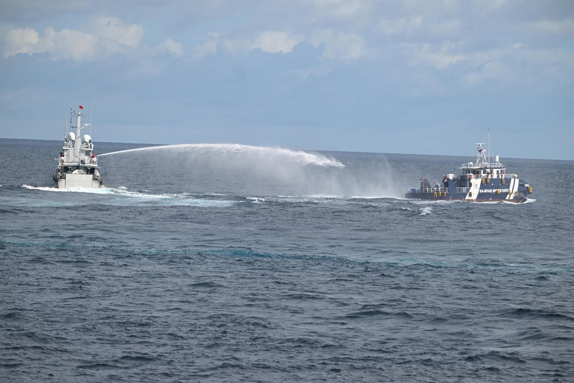 Un barco de la Guardia Costera de China acosa a un buque filipino en el mar Meridional