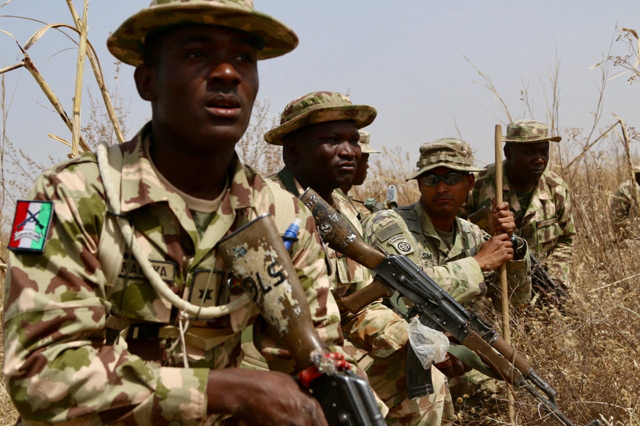 Un soldado del Ejército de Estados Unidos (2R) entrena a soldados del Ejército de Nigeria en un complejo militar en Jaji, Nigeria, 14 de febrero de 2018
Capt. James Sheehan/U.S. Army/Handout via REUTERS