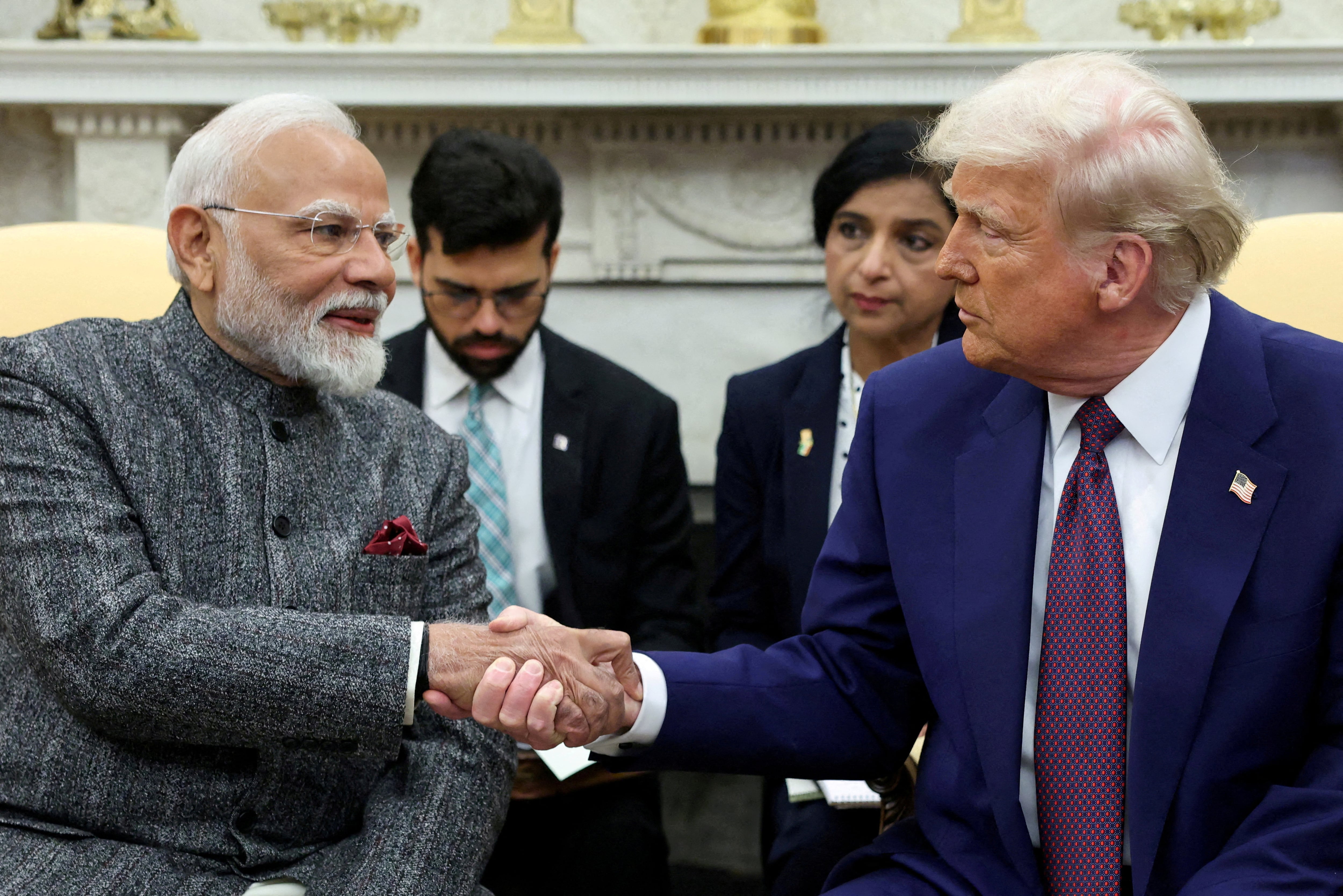 El presidente de Estados Unidos, Donald Trump, y el primer ministro indio, Narendra Modi, se dan la mano en la Casa Blanca en Washington, D.C., el 13 de febrero de 2025 (REUTERS/Kevin Lamarque/Archivo)