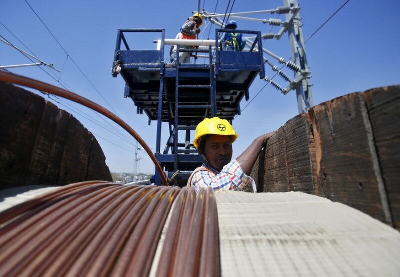 Un trabajador de Delhi Metro Rail Corporation (DMRC) instala cables de cobre en el lugar de construcción de la estación Ajronda, a las afueras de Nueva Delhi (REUTERS/Anindito Mukherjee/Archivo)