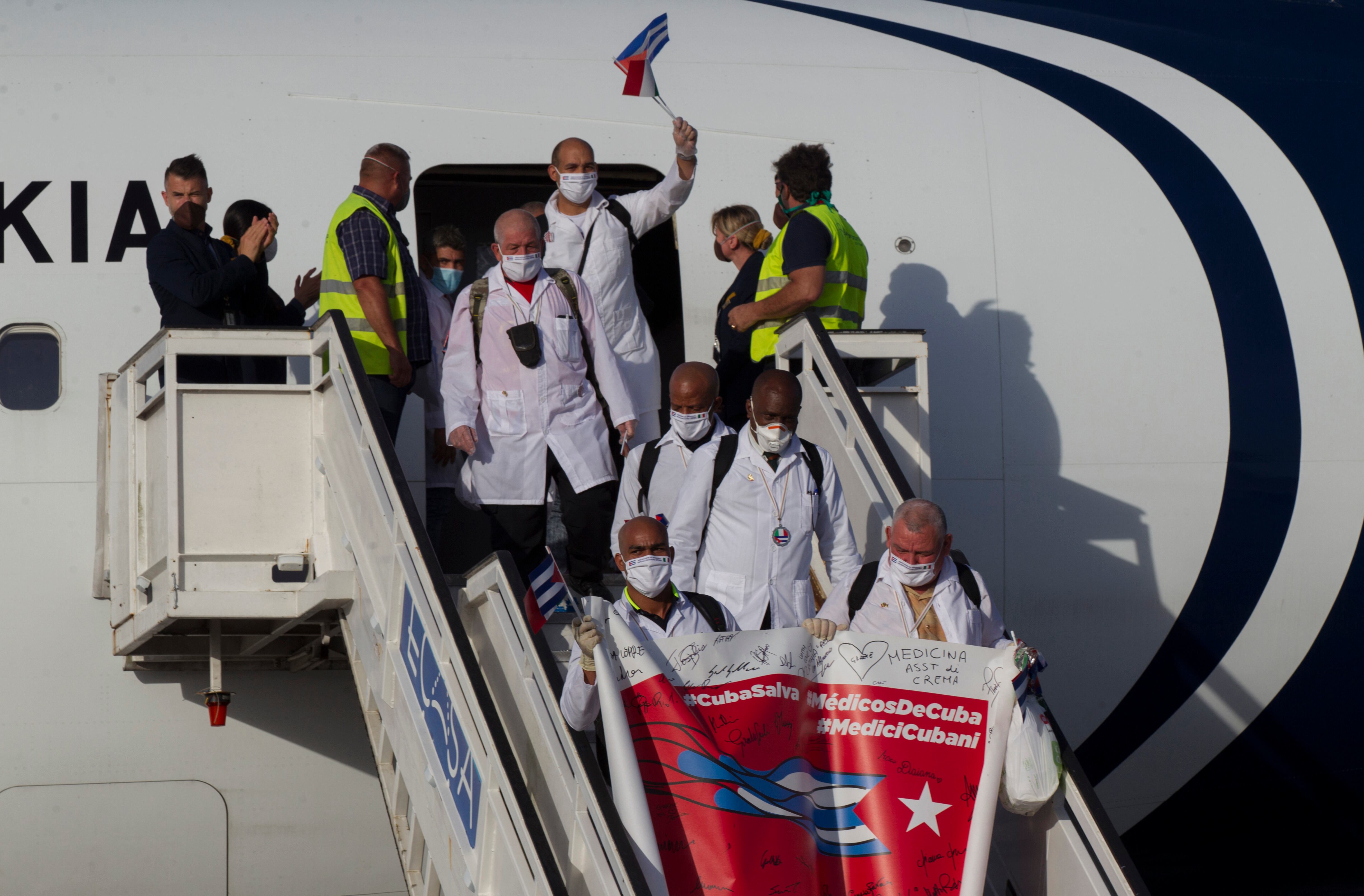 ARCHIVO - Médicos cubanos llegan al Aeropuerto Internacional José Martí en La Habana, Cuba, el 8 de junio de 2020 (Ismael Francisco/Pool via AP, Archivo)
