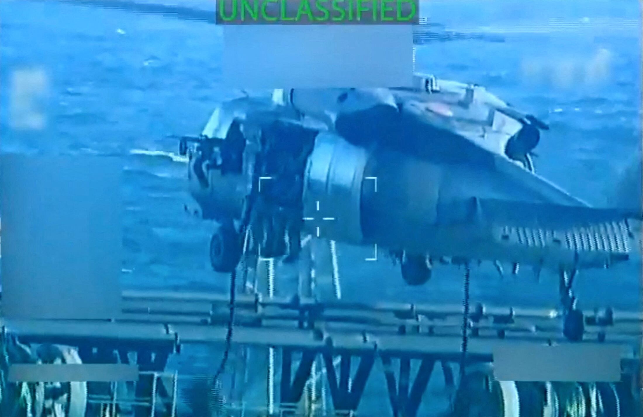 Fuerzas estadounidenses descienden en rápel a un petrolero durante una redad. REUTERS