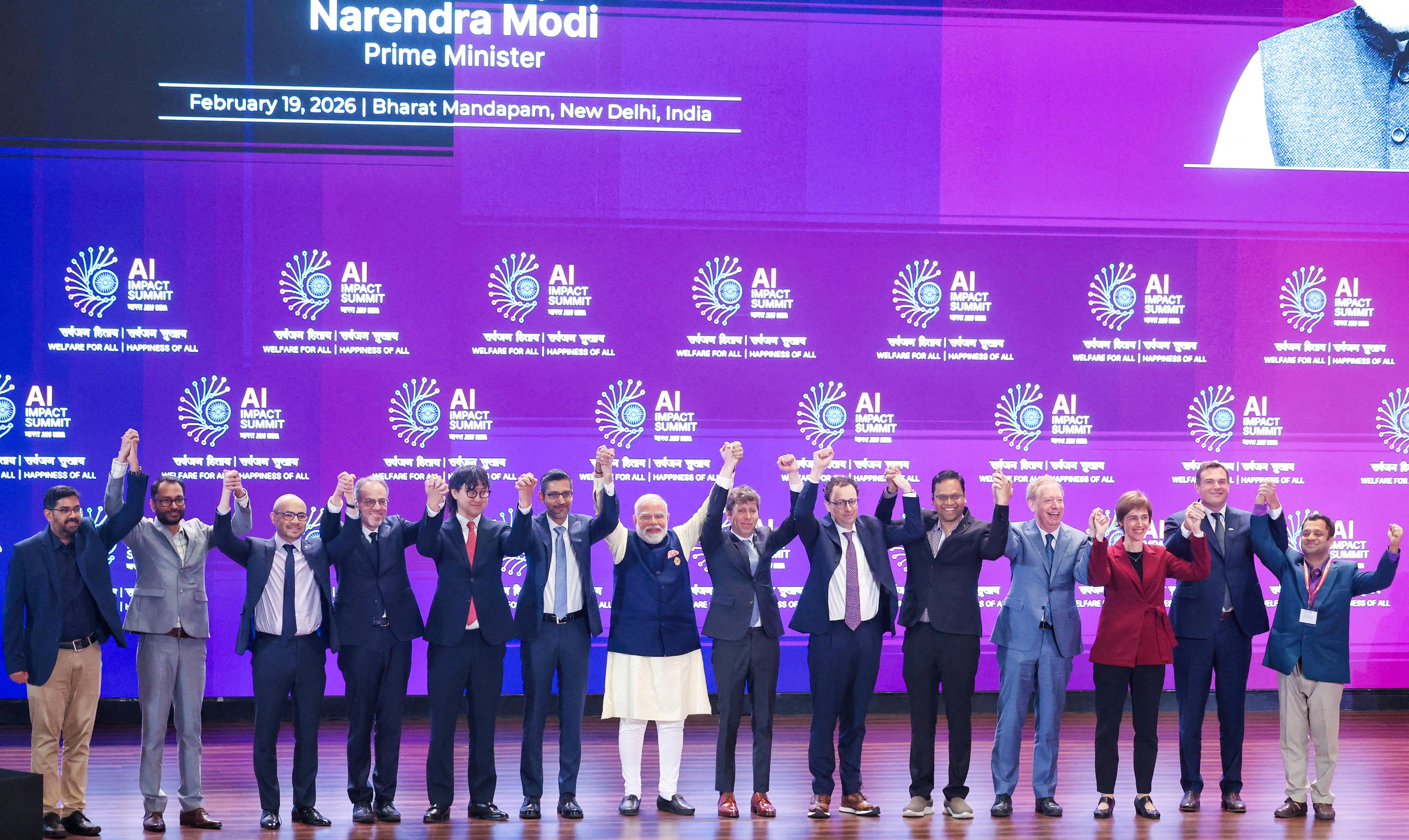 El primer ministro de la India, Narendra Modi, posa para una fotografía con el director ejecutivo de Google y Alphabet, Sundar Pichai, el director ejecutivo de OpenAI, Sam Altman, el director ejecutivo de Anthropic, Dario Amodei, y otros líderes tecnológicos globales en la Cumbre de Impacto de la IA, en Nueva Delhi, India (Oficina de Información de Prensa de la India/Cedida vía REUTERS/Foto de archivo)