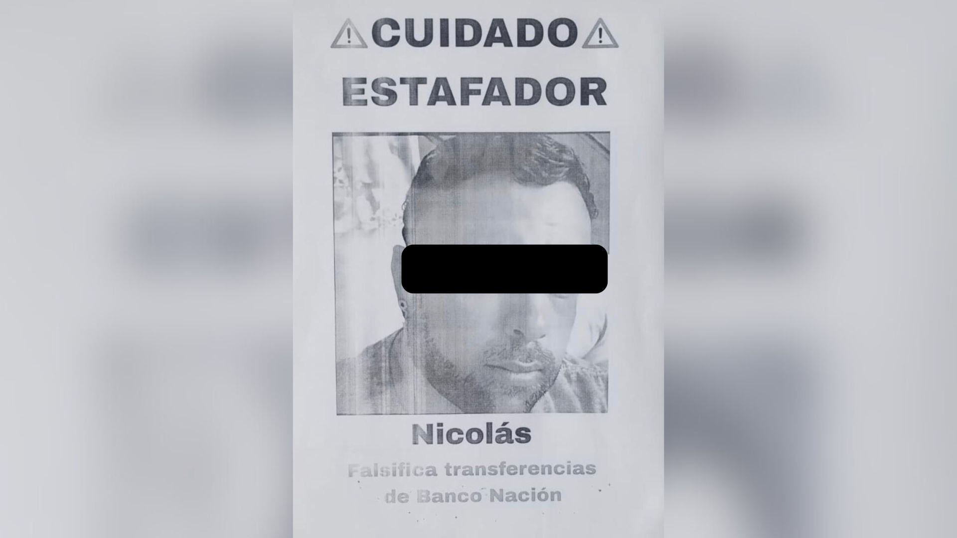 El cartel de advertencia con la foto de un hombre identificado como el estafador en Los Hornos (Foto: Policía bonaerense)