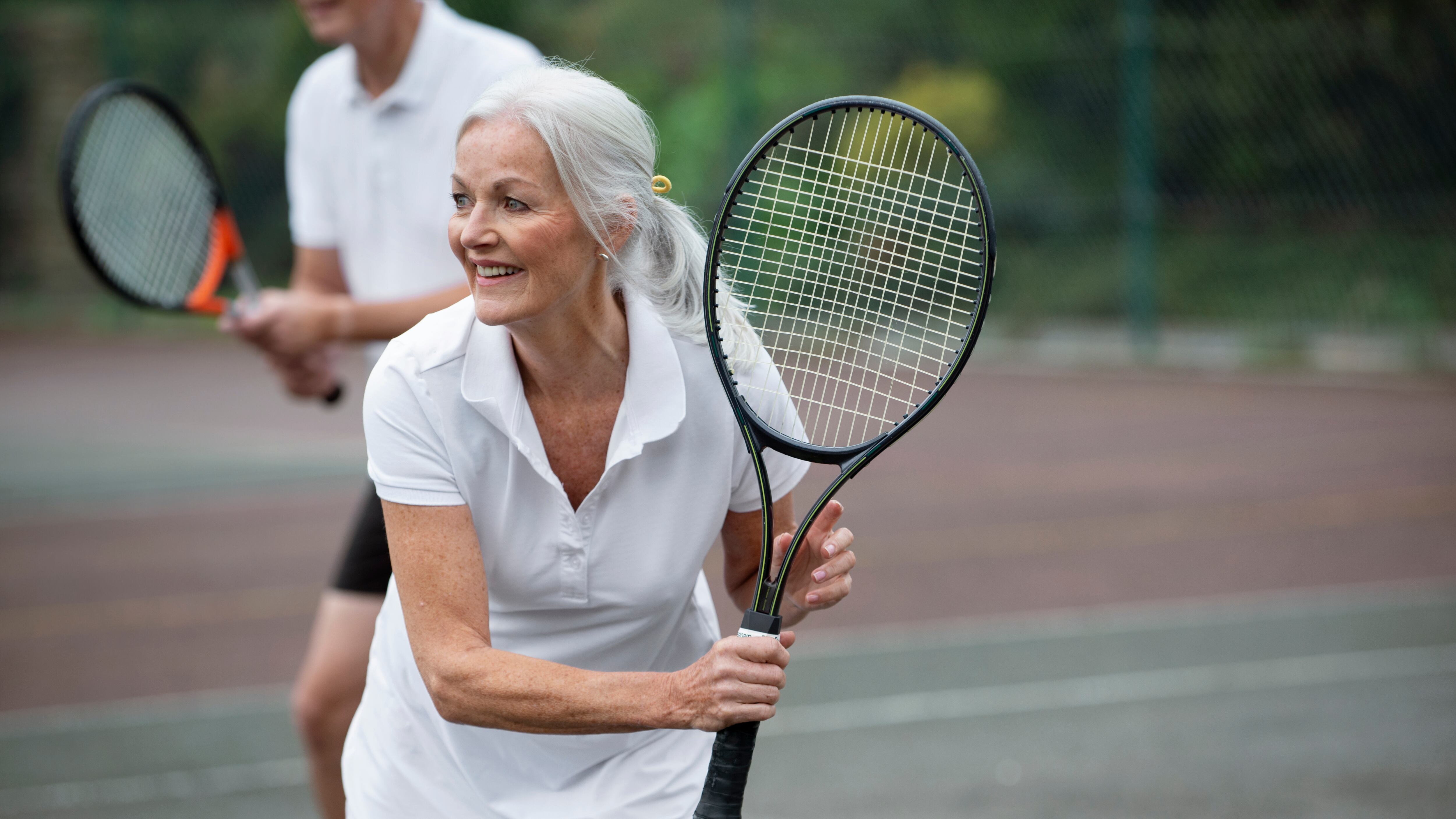 Estar sentado todo el día sin moverse es tan dañino como fumar dos paquetes de cigarrillos diarios afirmó el neurólogo en el streaming
(Freepik)