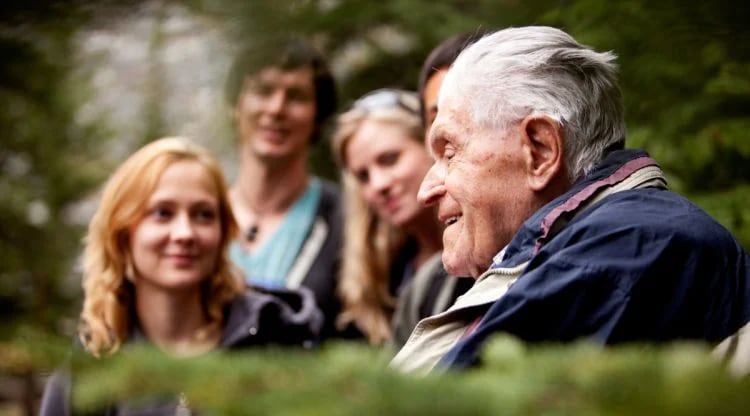 Jóvenes complartiendo un momento con adultos mayores (imagen ilustrativa)