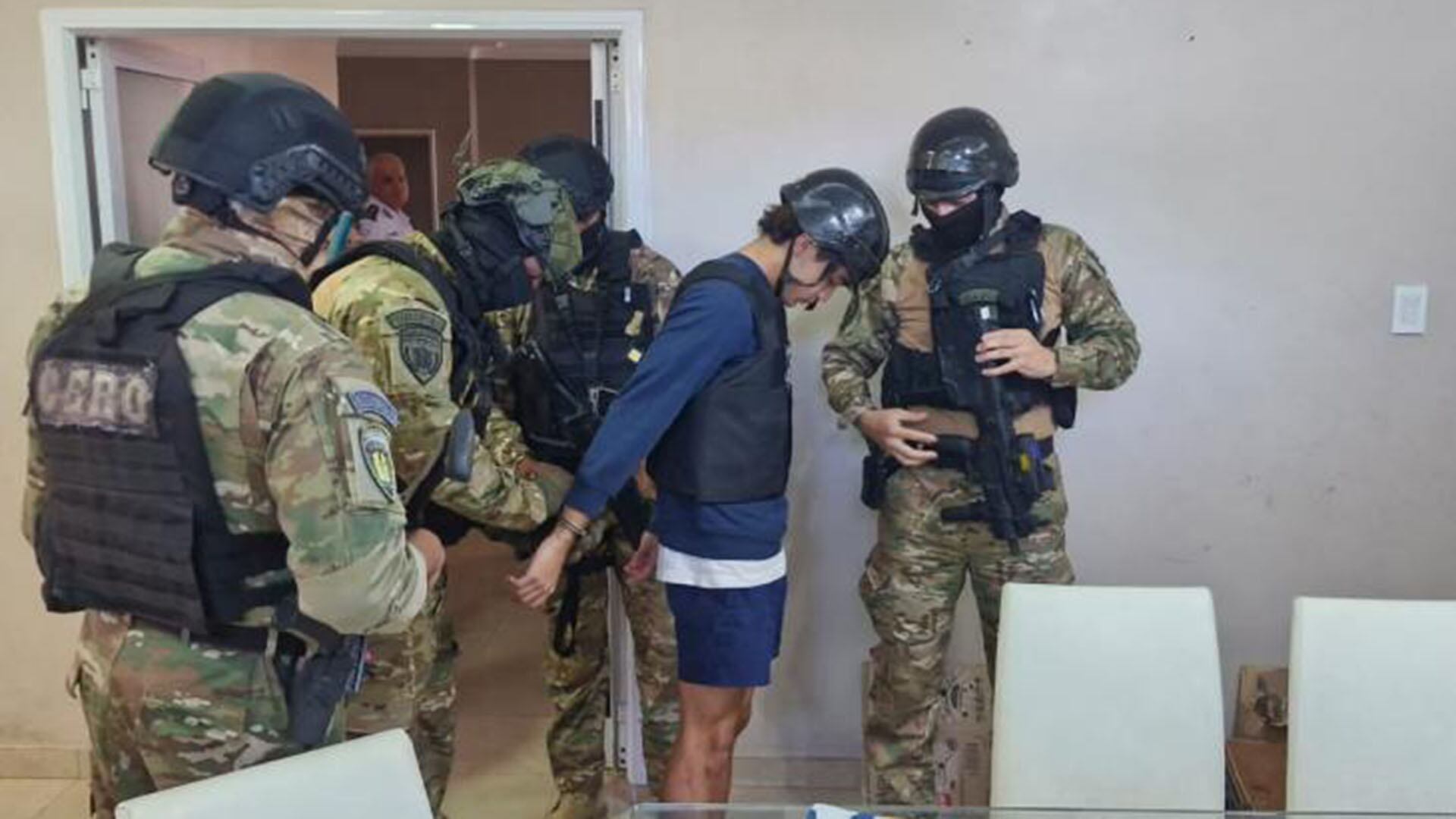 Uno de los sospechosos detenidos durante los allanamientos en Concepción, Tucumán. (comunicaciontucuman.gob.ar)