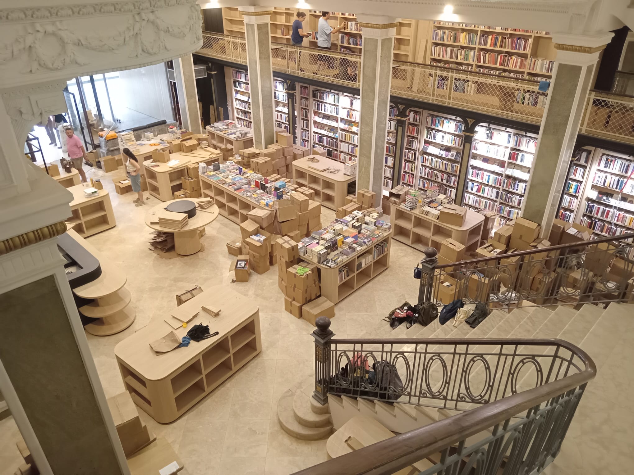 Feltrinelli desembarca en América Latina con una megalibrería. En las fotos cedidas por los socios, se ve cómo va quedando el ambicioso proyecto en la peatonal Sarandí de Montevideo