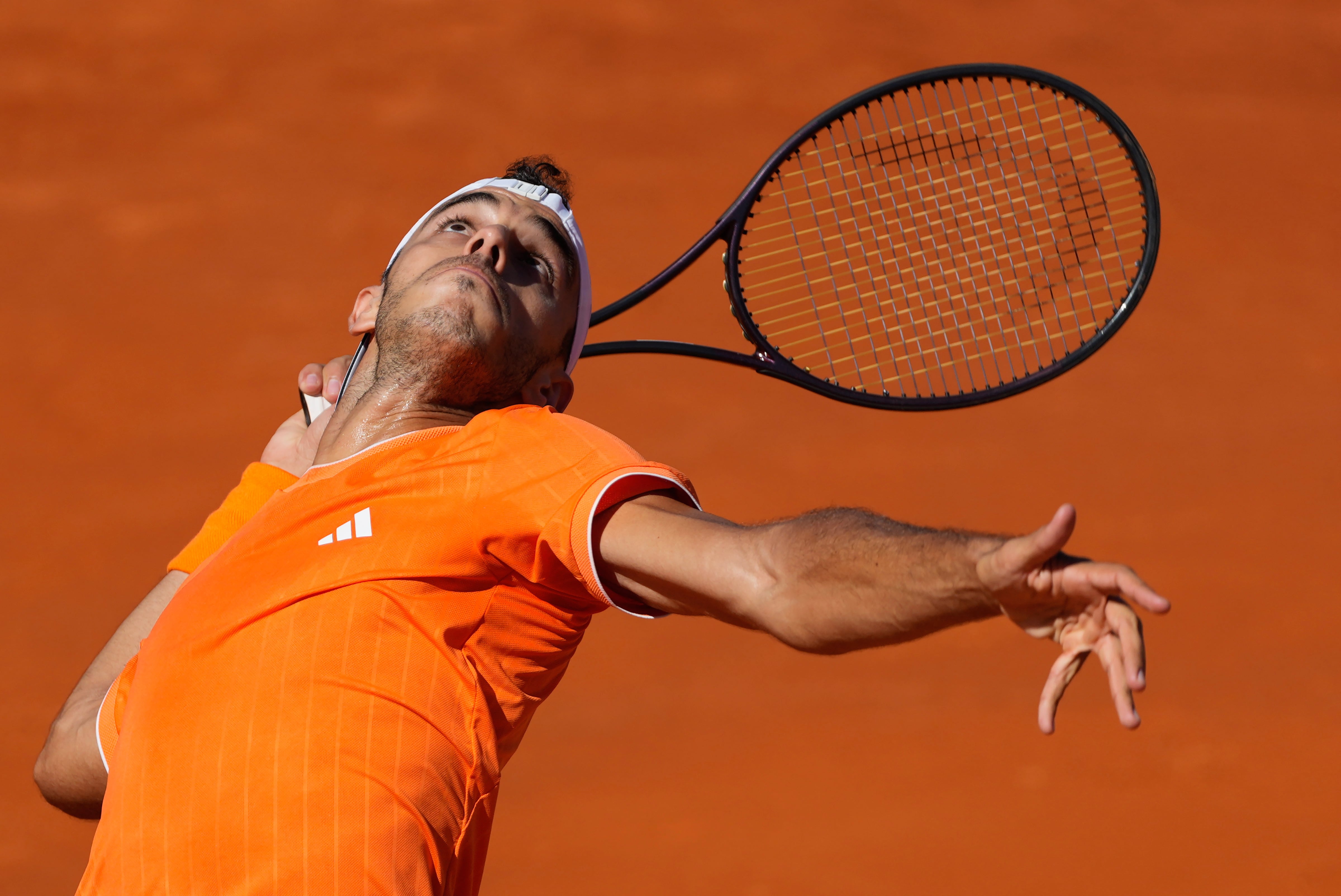 Francisco Cerúndolo saca durante el cruce con Tomás Etcheverry en el Argentina Open (Fuente: AP / Gustavo Garello)