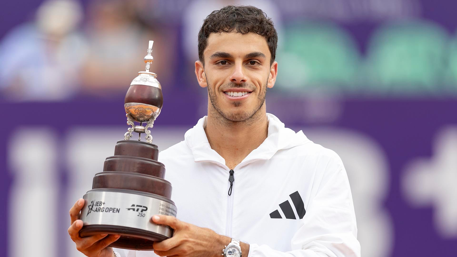 Francisco Cerúndolo con el título el título del Argentina Open 2026