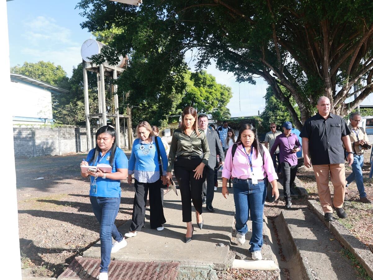 Durante el recorrido al CAI de Tocumen, la SENNIAF aseguró que la visita de los diputados se realizó conforme a los protocolos de protección vigentes, con acompañamiento de su directora general, Ana Fábrega, y personal técnico y administrativo. Cortesía