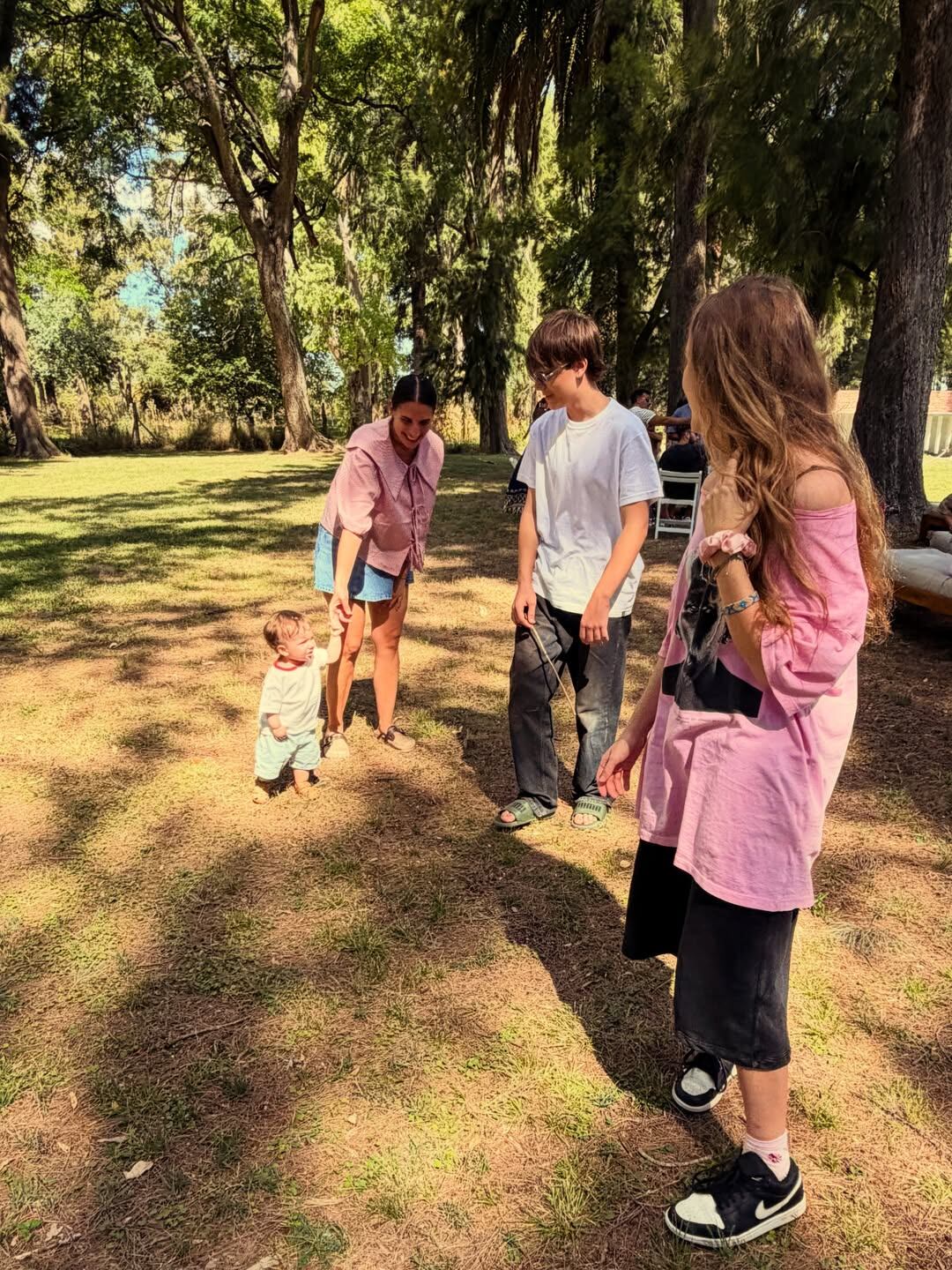 Las imágenes mostraron a Momo interactuando con Isabella y Paul, hijos de Flor de la V y Pablo Goycochea, en momentos llenos de ternura