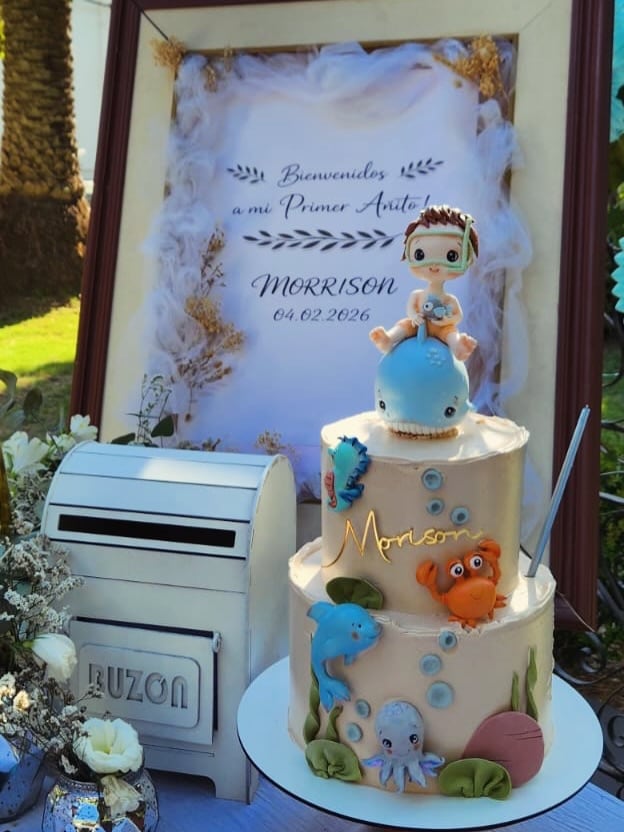 El festejo se destacó por la mesa dulce y una torta de cumpleaños de dos pisos decorada con animalitos marinos