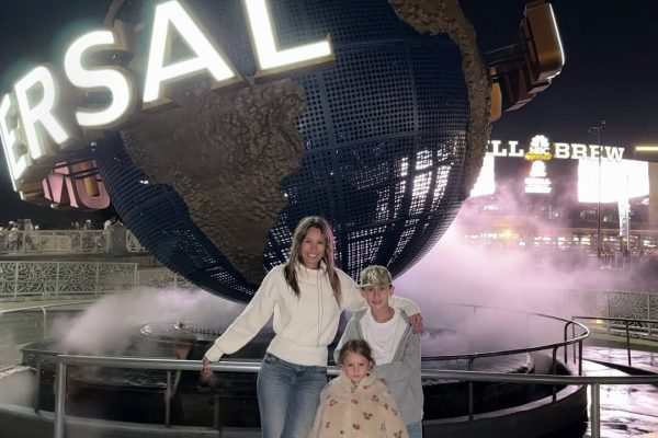 Fotos, juegos y mucha complicidad: así fue el viaje de Pampita y sus hijos a Universal