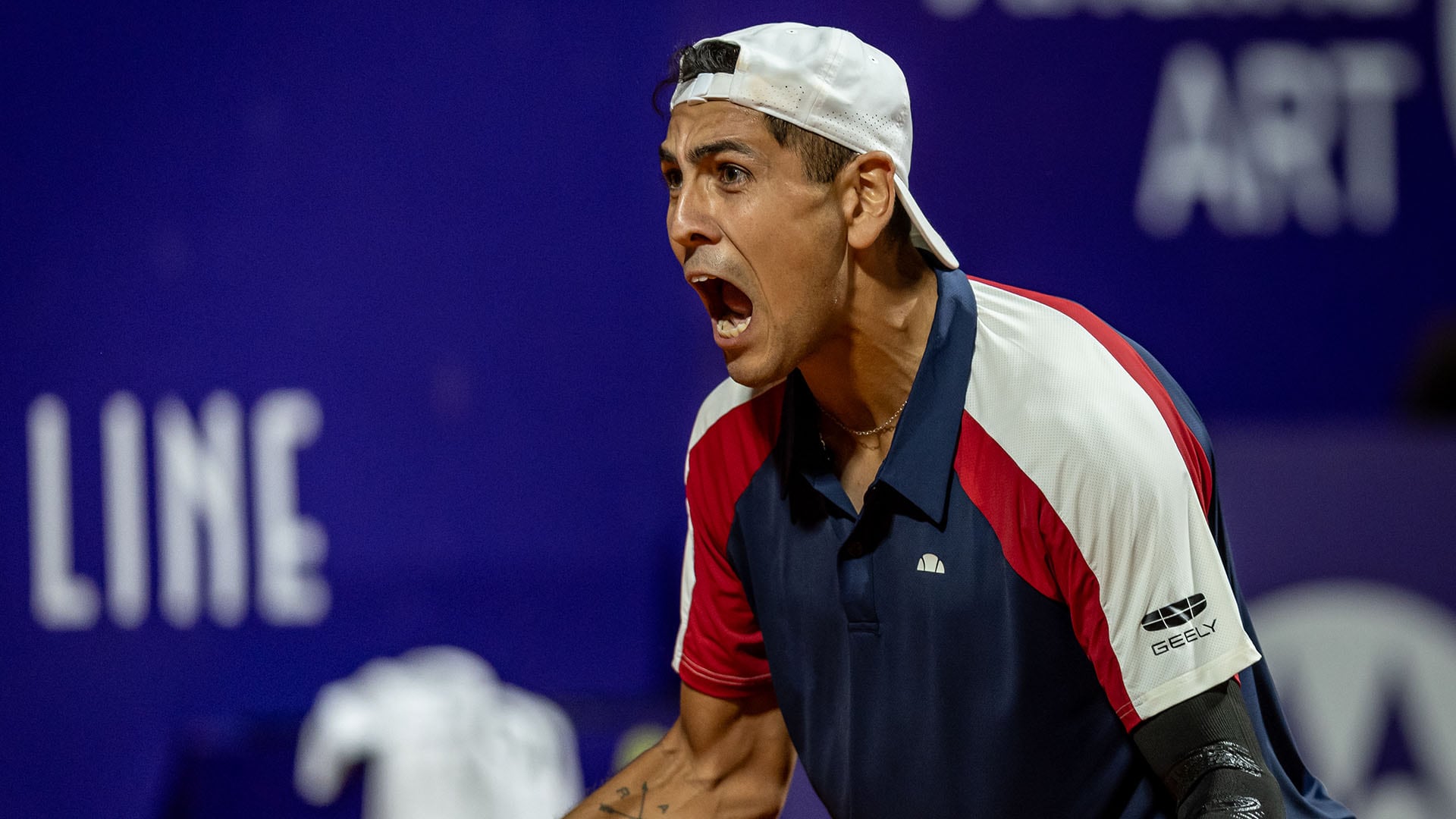 Alejandro Tabilo celebra con un grito de desahogo tras sellar su victoria ante el brasileño Joao Fonseca y avanzar a la siguiente ronda (Crédito: Prensas Argentina Open)