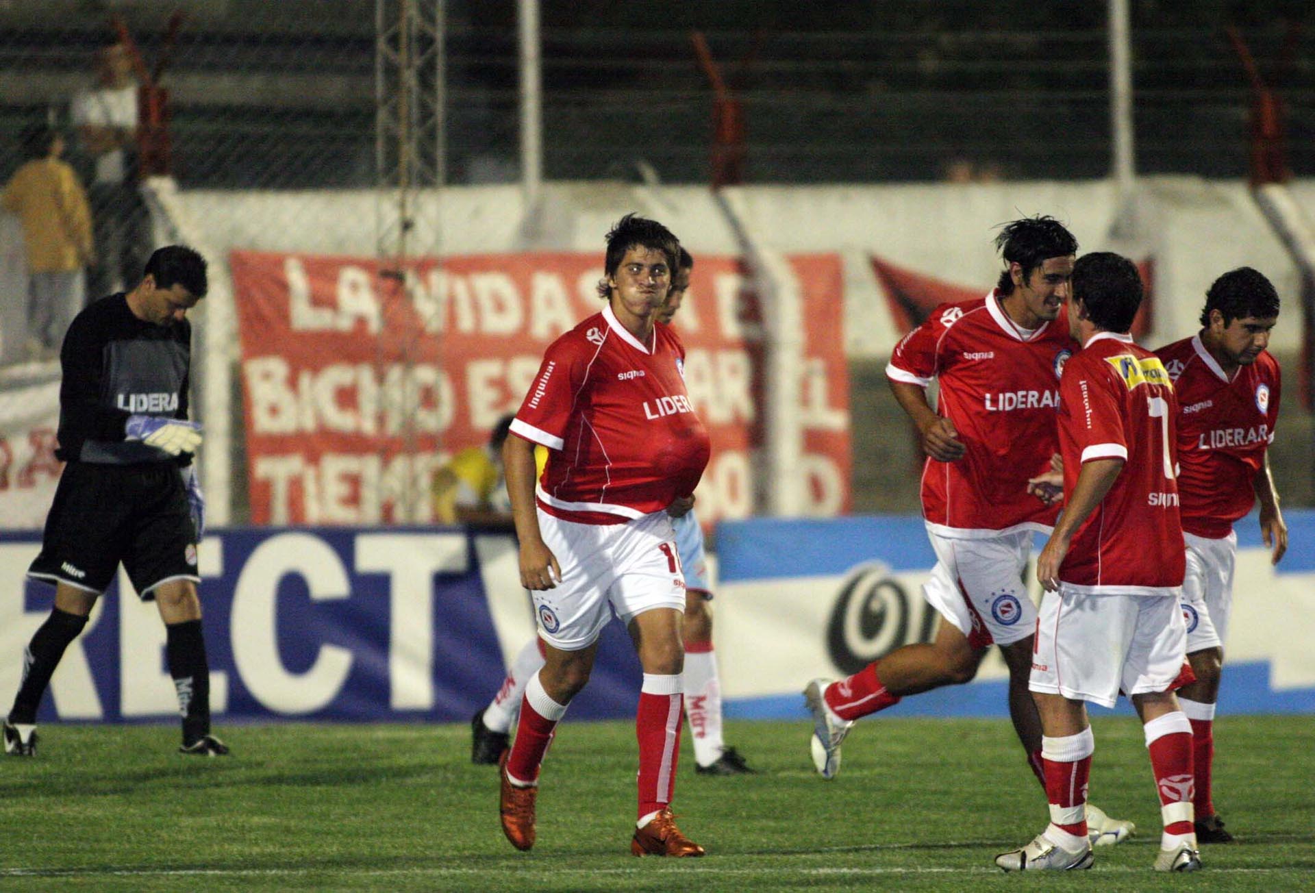 El festejo de Leo Núñez en un amistoso entre Argentinos Juniors y Arsenal en Tandil