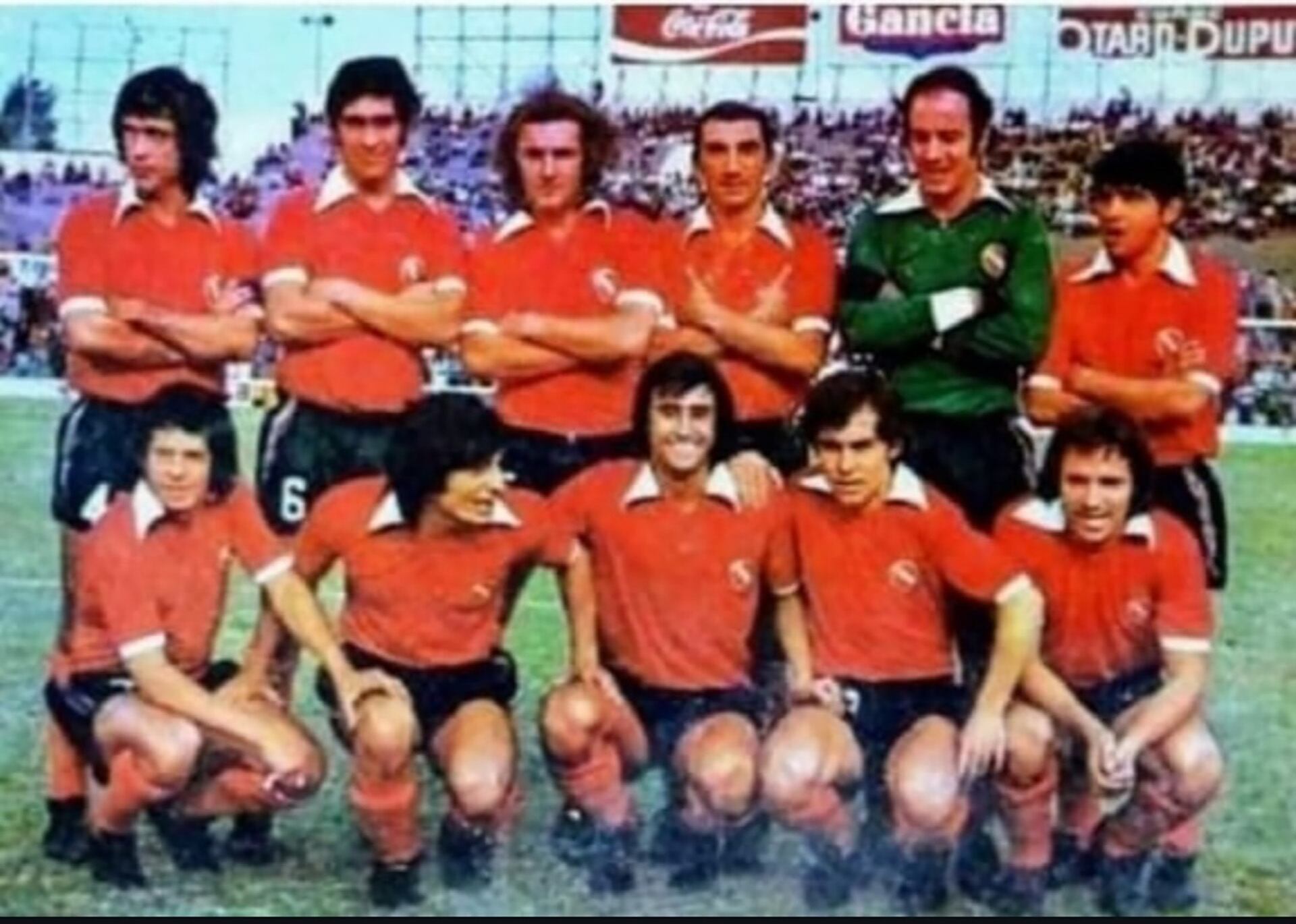 Independiente en 1975. Arriba: Eduardo Commisso, Francisco Sá, Alejandro Semenewicz, Miguel Ángel López, José Pérez, José Lencina. Agachados: Agustín Balbuena, Hugo Saggioratto, Percy Rojas, Ricardo Bochini y Daniel Bertoni
