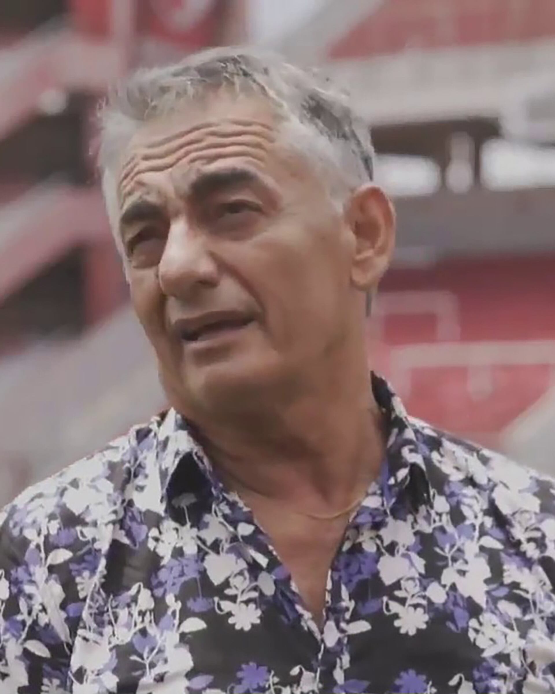 Saggioratto con las tribunas del estadio de Independiente de fondo