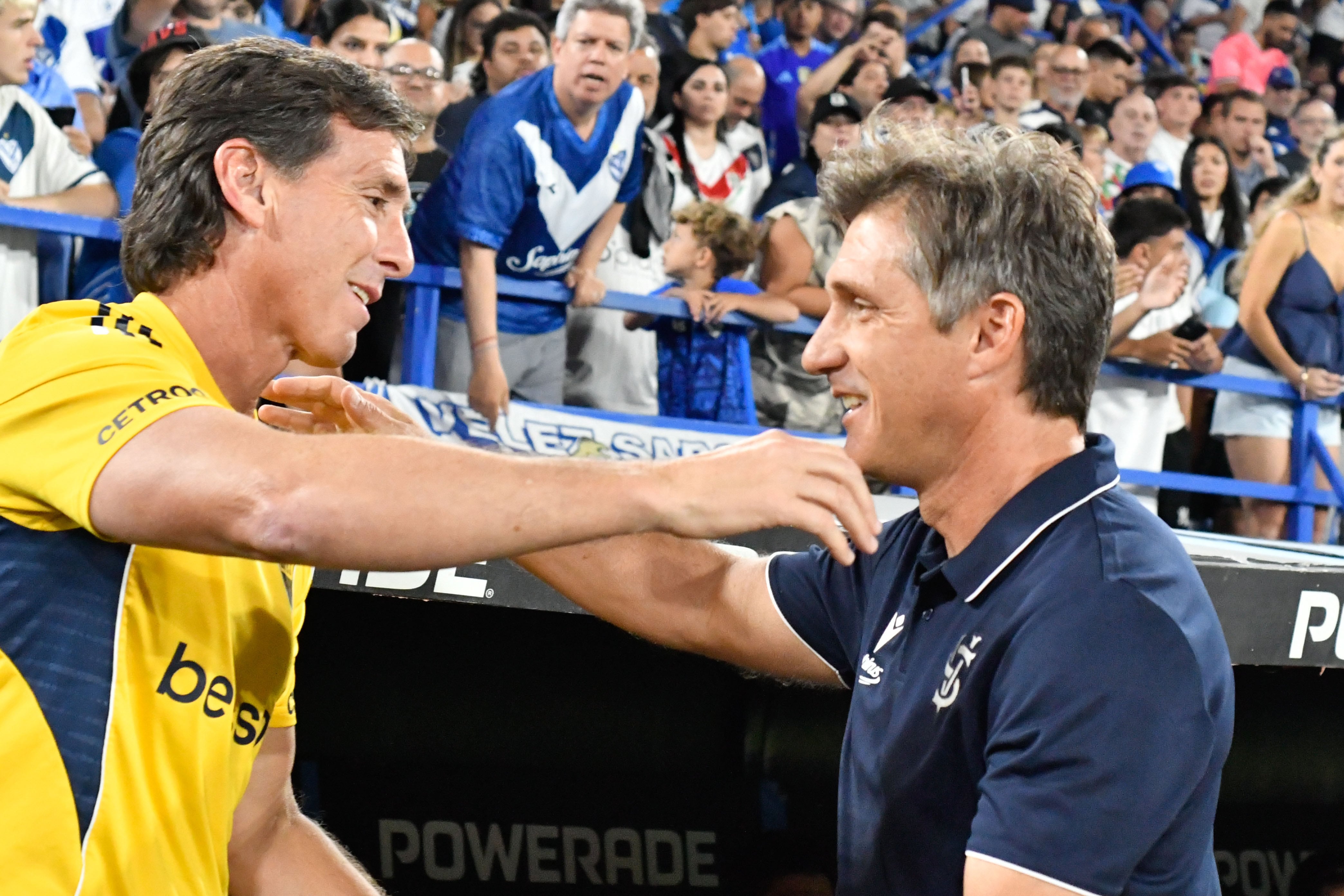 Úbeda saluda a Gustavo Barros Schelotto: ambos fueron campeones con Racing en 2001