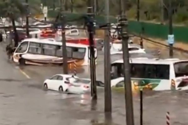 Fuertes e intensas lluvias en la región metropolitana de Santiago de Chile: hay más de 26 mil usuarios sin energía