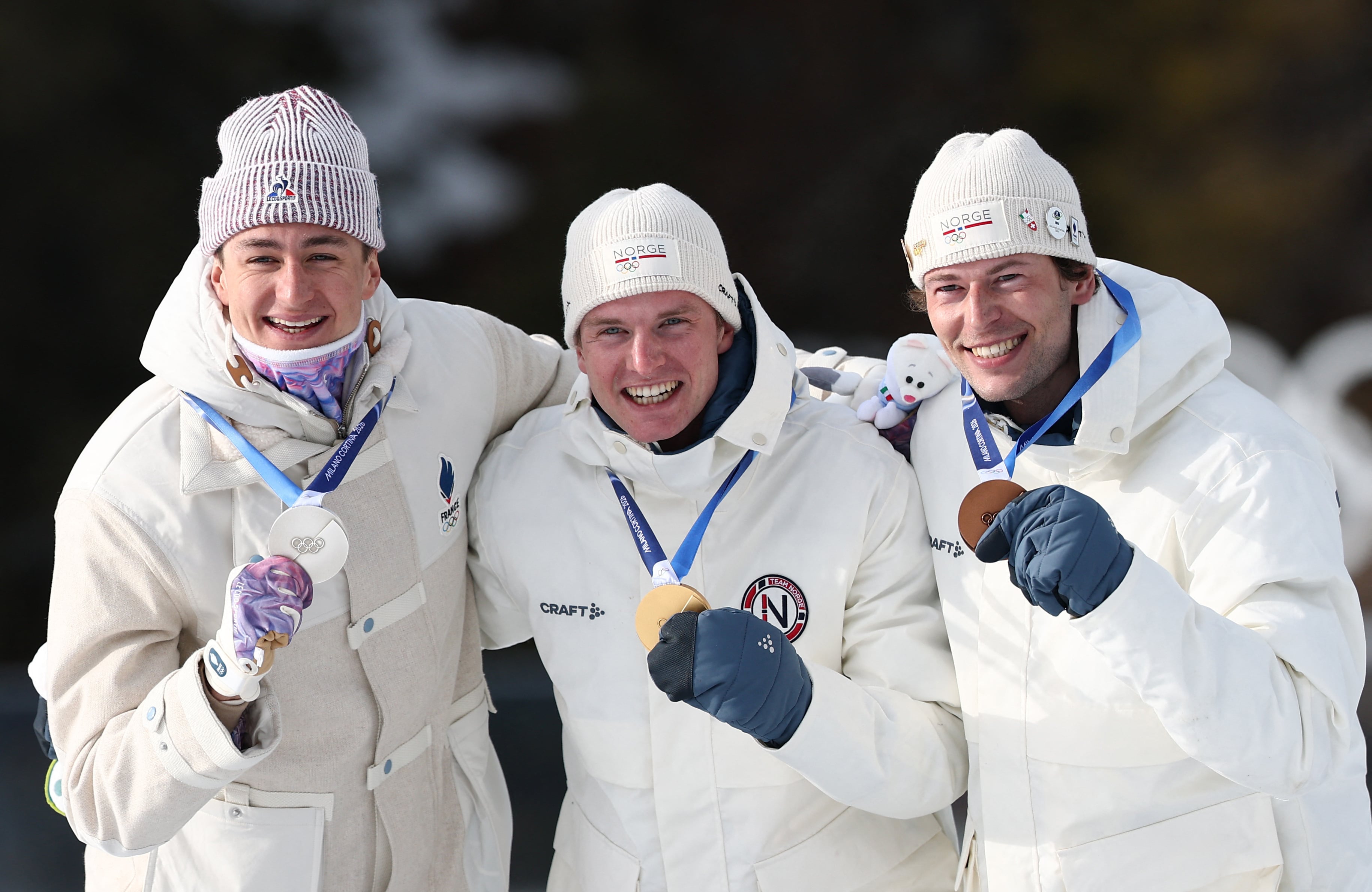 El medallista de oro Johan-Olav Botn, de Noruega, celebra en el podio durante la ceremonia de premiación junto al medallista de plata Eric Perrot, de Francia, y el medallista de bronce Sturla Holm Laegreid, de Noruega (Crédito: Reuters/Eloisa Lopez)