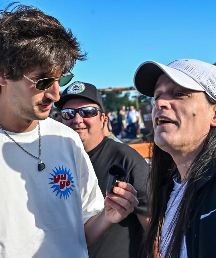 El humor y la interacción directa con las personas caracterizan el estilo de las entrevistas que circulan en redes sociales