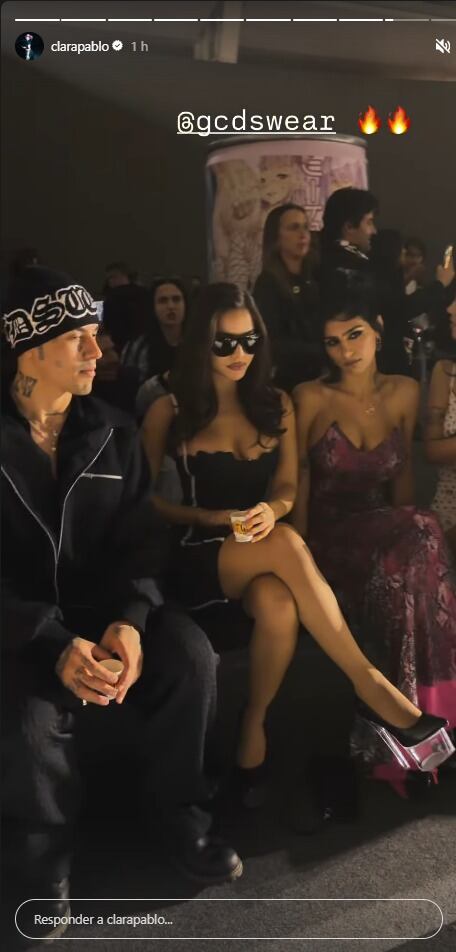 Los artistas Duki y Emilia disfrutan del desfile de GCDS en la Semana de la Moda de Milán, sentados en primera fila con estilo