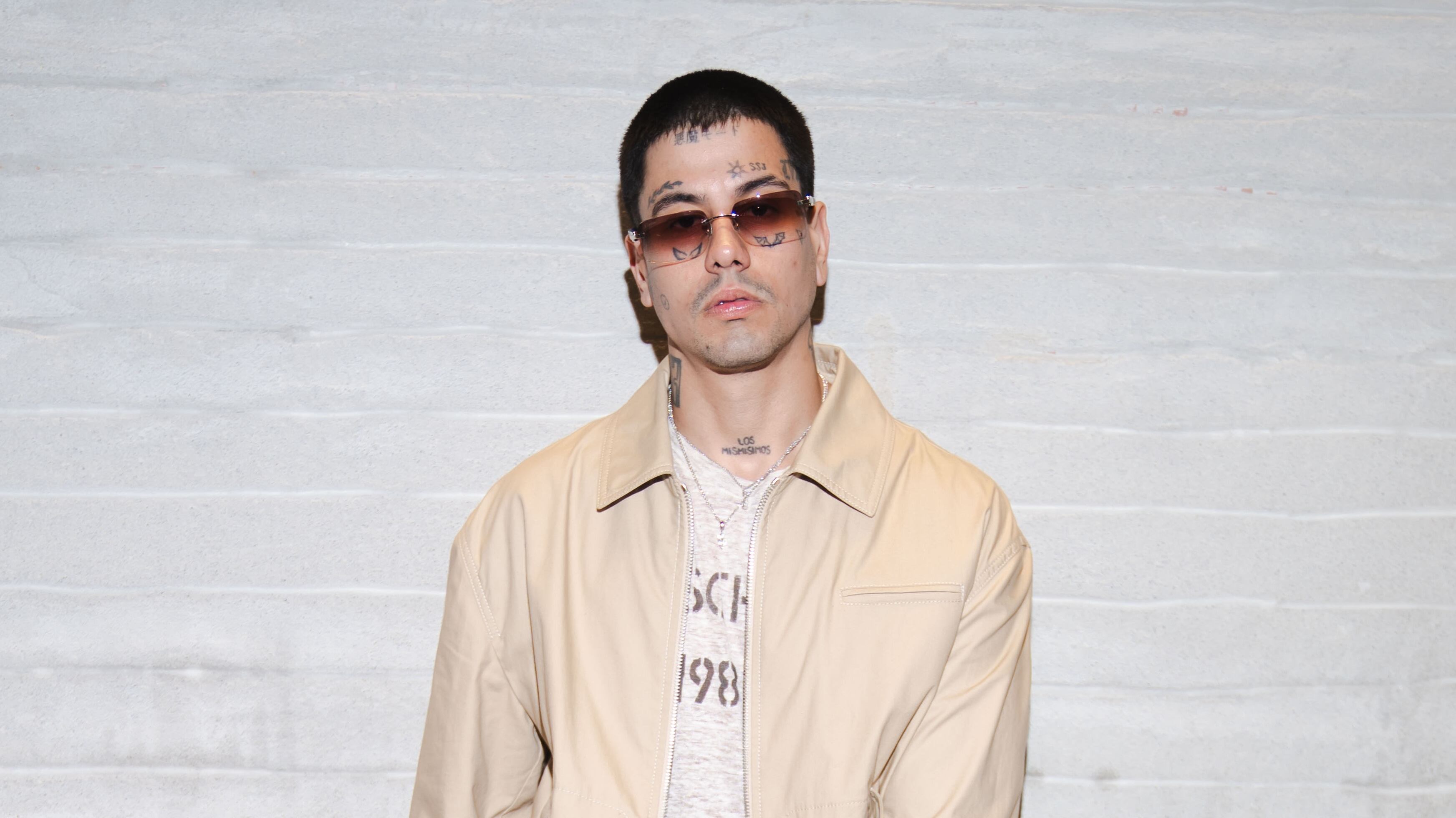 Duki asiste a la Semana de la Moda de Milán luciendo un conjunto casual con bordados florales y un bolso Moschino que complementa su atuendo.