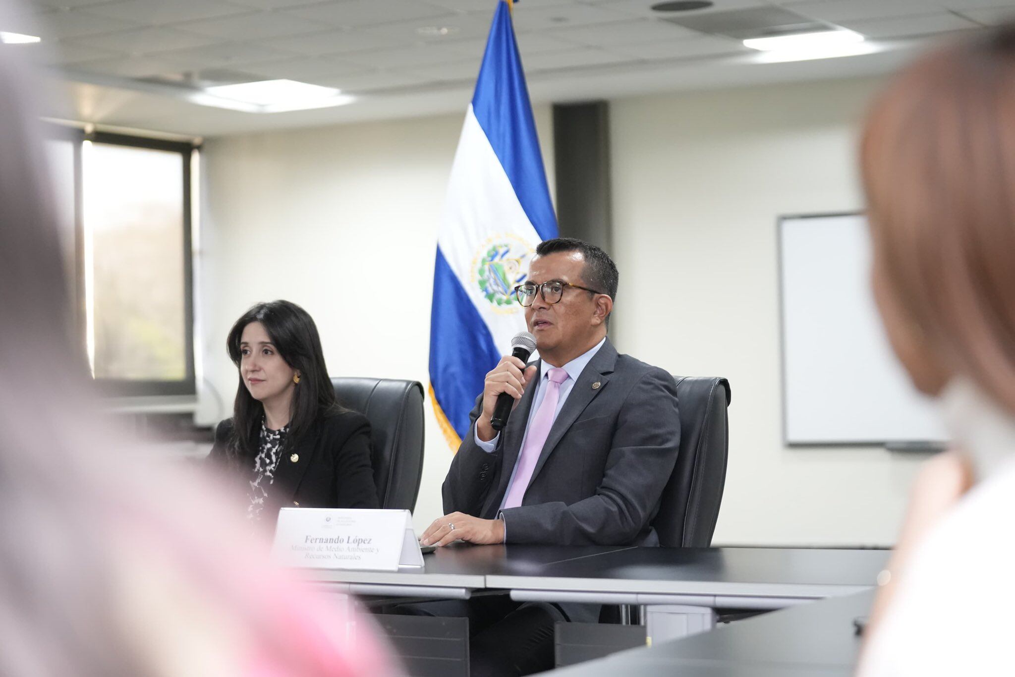 El ministro Fernando López y la viceministra Adriana Mira formalizan una alianza para fortalecer la educación ambiental en El Salvador./ (Redes ministro de Medio Ambiente y Recursos Naturales, Fernando López)