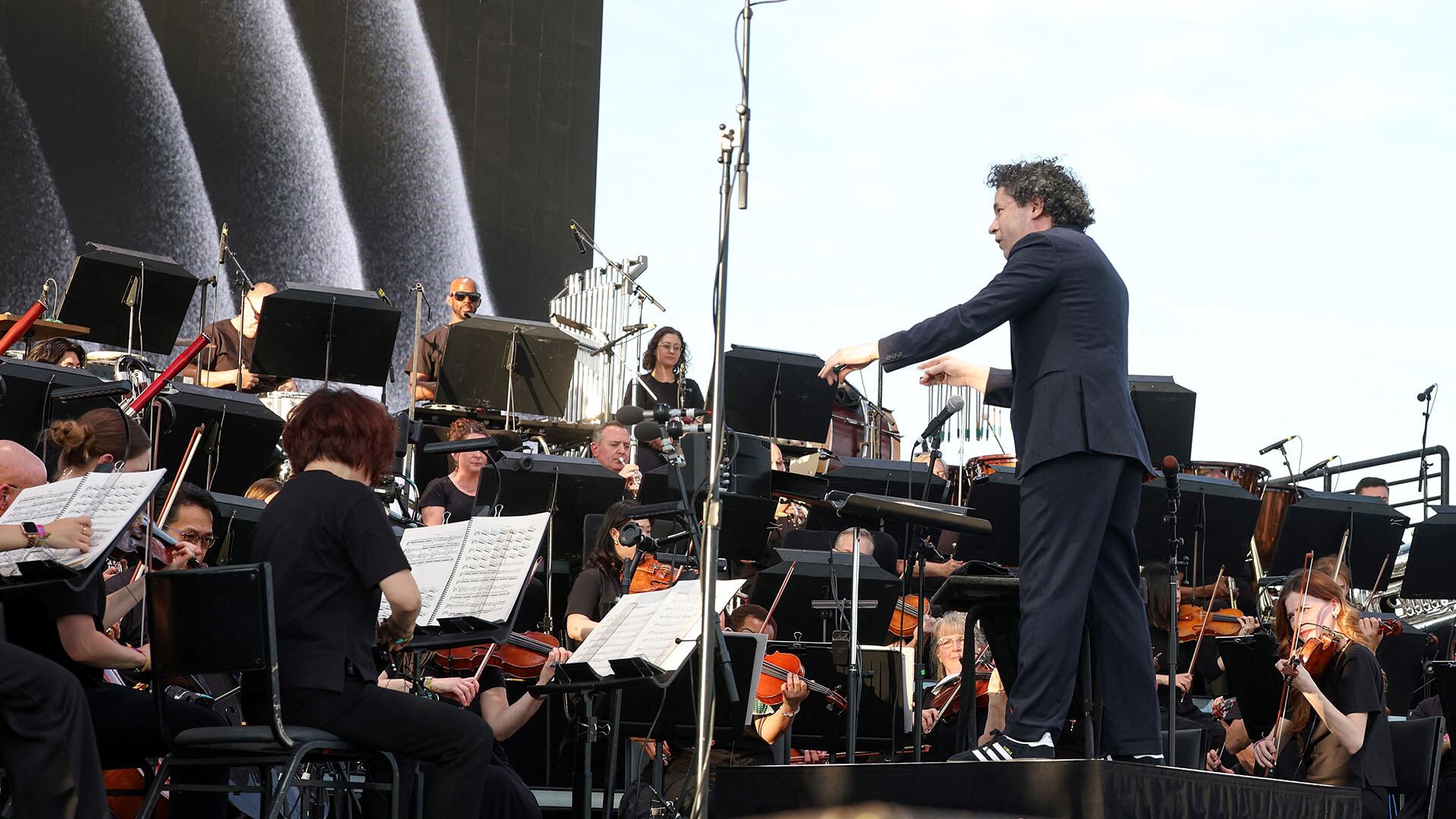 Gustavo Dudamel al frente de la Filarmónica de Los Angeles en el Festival de Coachella 2025 (Foto: Valeria Macon/AFP)