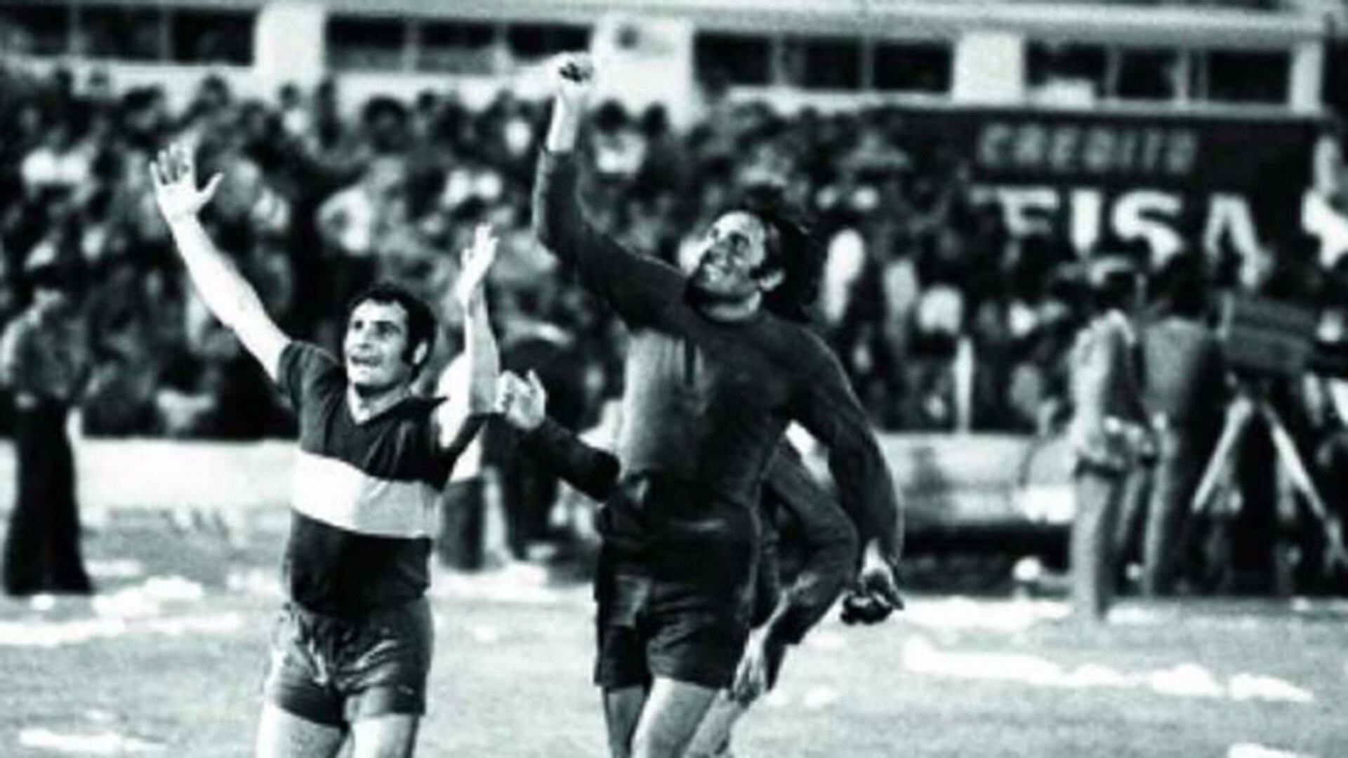 Heber Mastrángelo y el Loco Gatti en la vuelta olímpica en cancha de Racing, festejando el histórico título ante River del Nacional '76