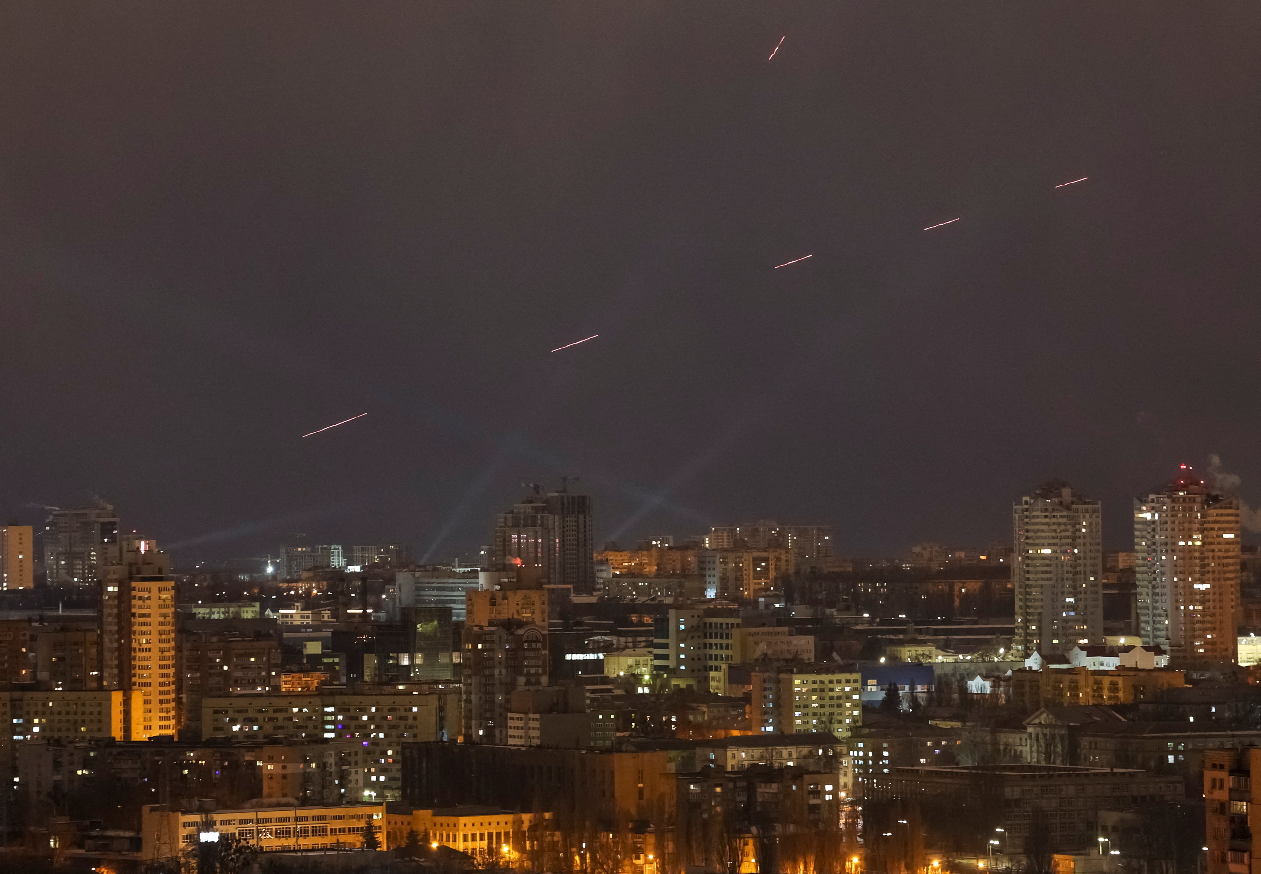 Se ven trazadores y reflectores mientras el personal militar ucraniano busca y dispara al dron en el cielo sobre la ciudad durante un ataque con drones rusos, en medio del ataque de Rusia a Ucrania, en Kiev, Ucrania, el 21 de febrero de 2025. REUTERS/Gleb Garanich