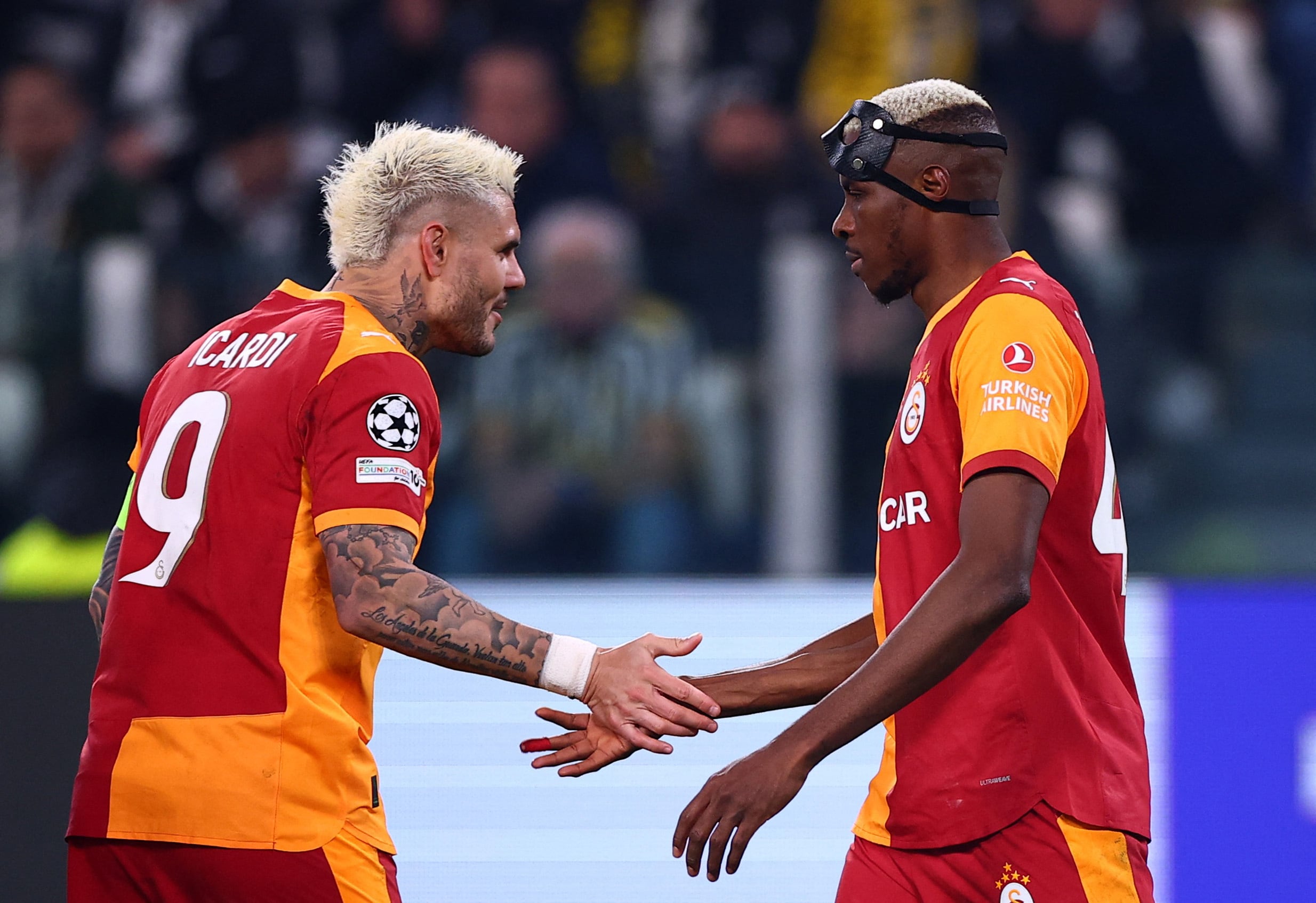 Mauro Icardi celebra con Victor Osimhen uno de los tantos claves en la clasificación del Galatasaray (REUTERS/Guglielmo Mangiapane)