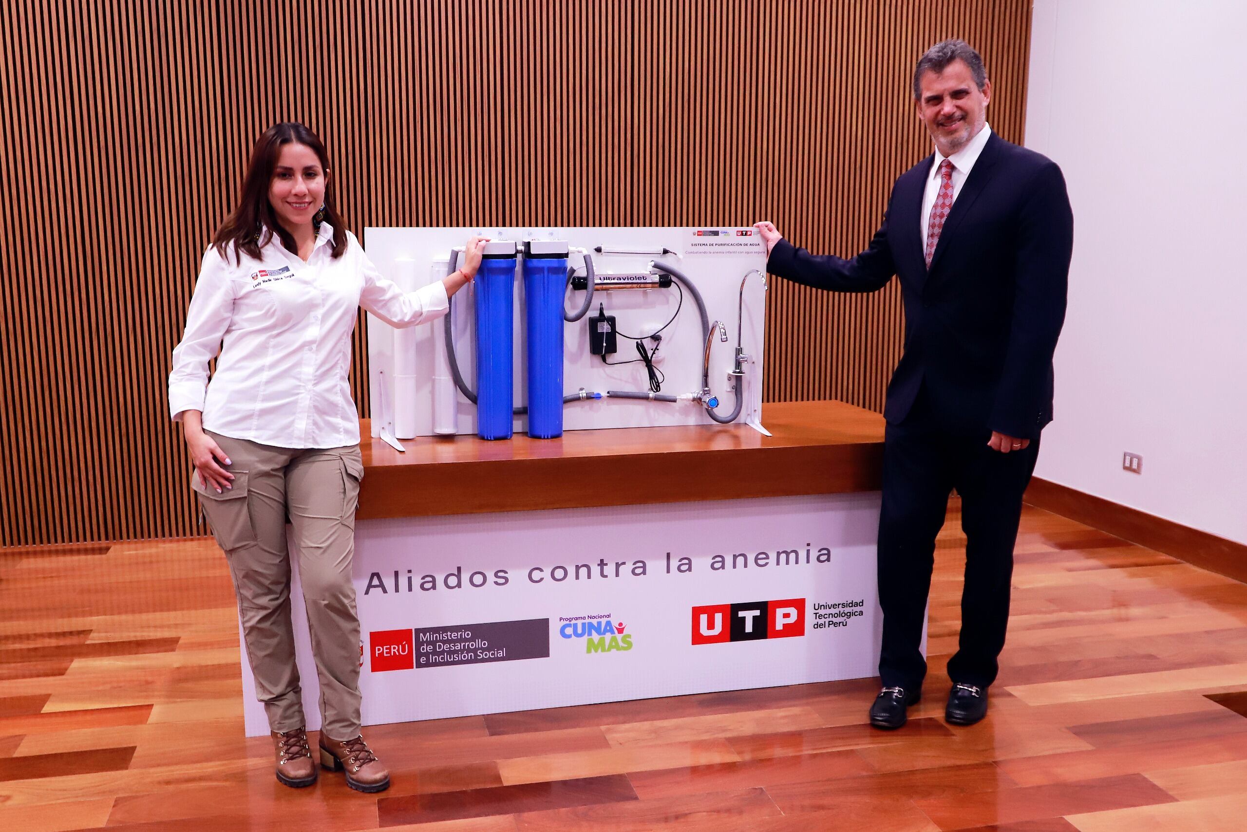Lesly Shica, ministra de Desarrollo e Inclusión Social, y Jonathan Golergant, rector de la UTP. (Foto: Difusión)