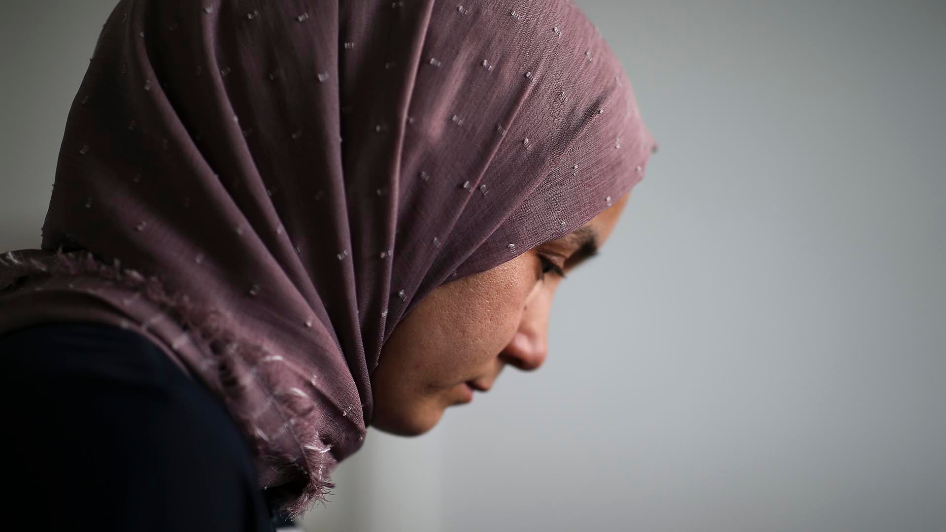 El uigur Nursimangul Abdureshid, de 34 años, reacciona durante una entrevista con The Associated Press en Estambul, Turquía, el 4 de mayo de 2022 (AP/Emrah Gurel)