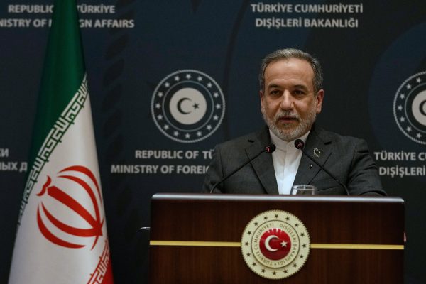 Imágenes satelitales muestran cómo el régimen de Irán reconstruye las plantas nucleares bombardeadas en la Guerra de los 12 días