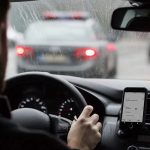 Imágenes sensibles: un repartidor quedó atrapado abajo de un árbol que se le cayó encima cuando trabajaba