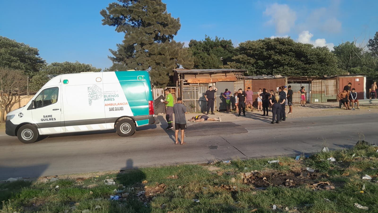 Imágenes sensibles: una policía atropelló a un ladrón que se metió en plena autopista para robar