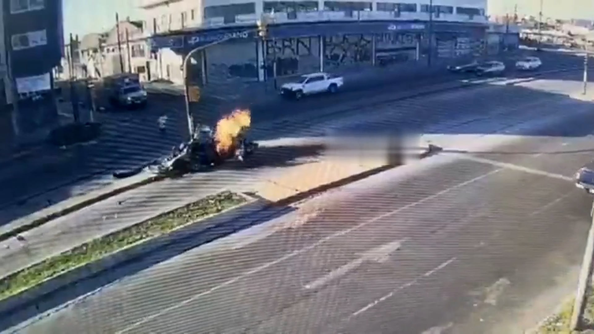 Impactante choque entre un colectivo y un auto en La Matanza: una explosión y cuatro heridos