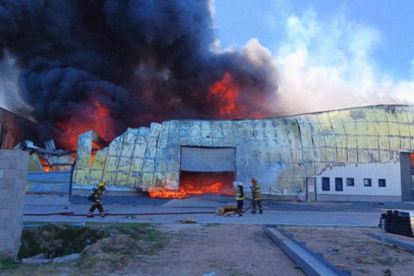 Impactante incendio en un depósito de logística en Benavídez: tres dotaciones de bomberos trabajan en el lugar