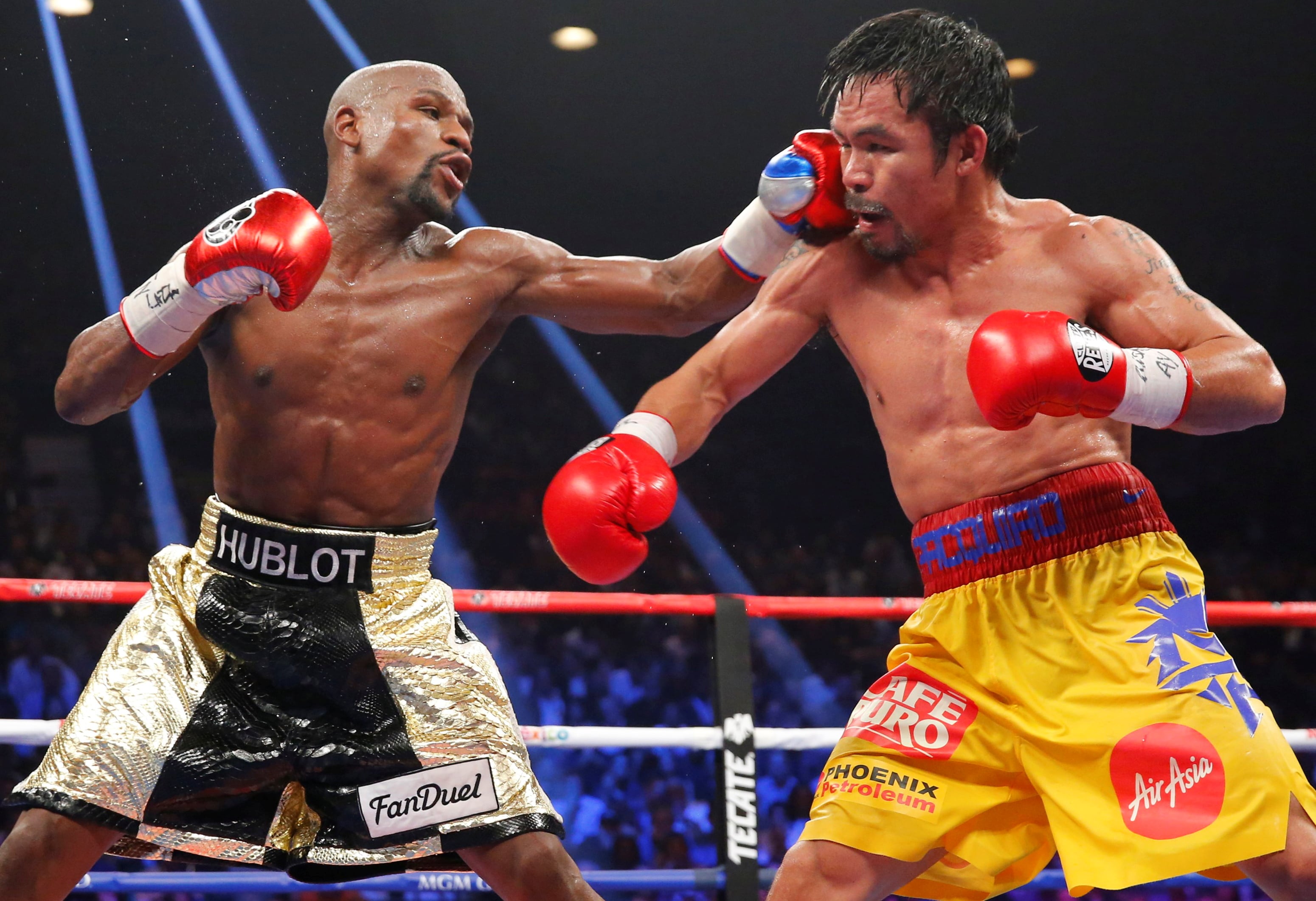 Money y el filipino, durante el combate de 2015 (REUTERS/Steve Marcus/File Photo)
